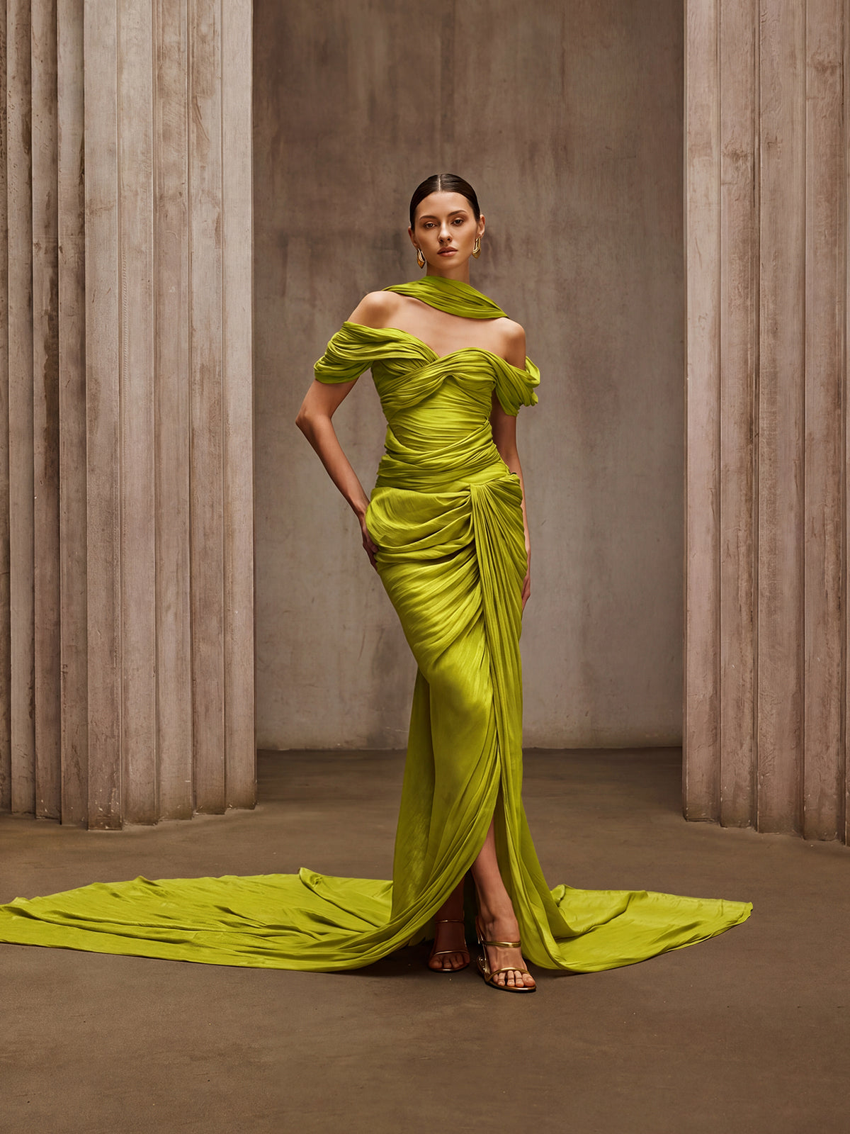 Robe longue drapée élégante Drexen à épaules dénudées, vert chartreuse éclatant