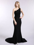 Robe sirène noire élégante à une épaule avec traîne, conçue pour les grandes occasions
