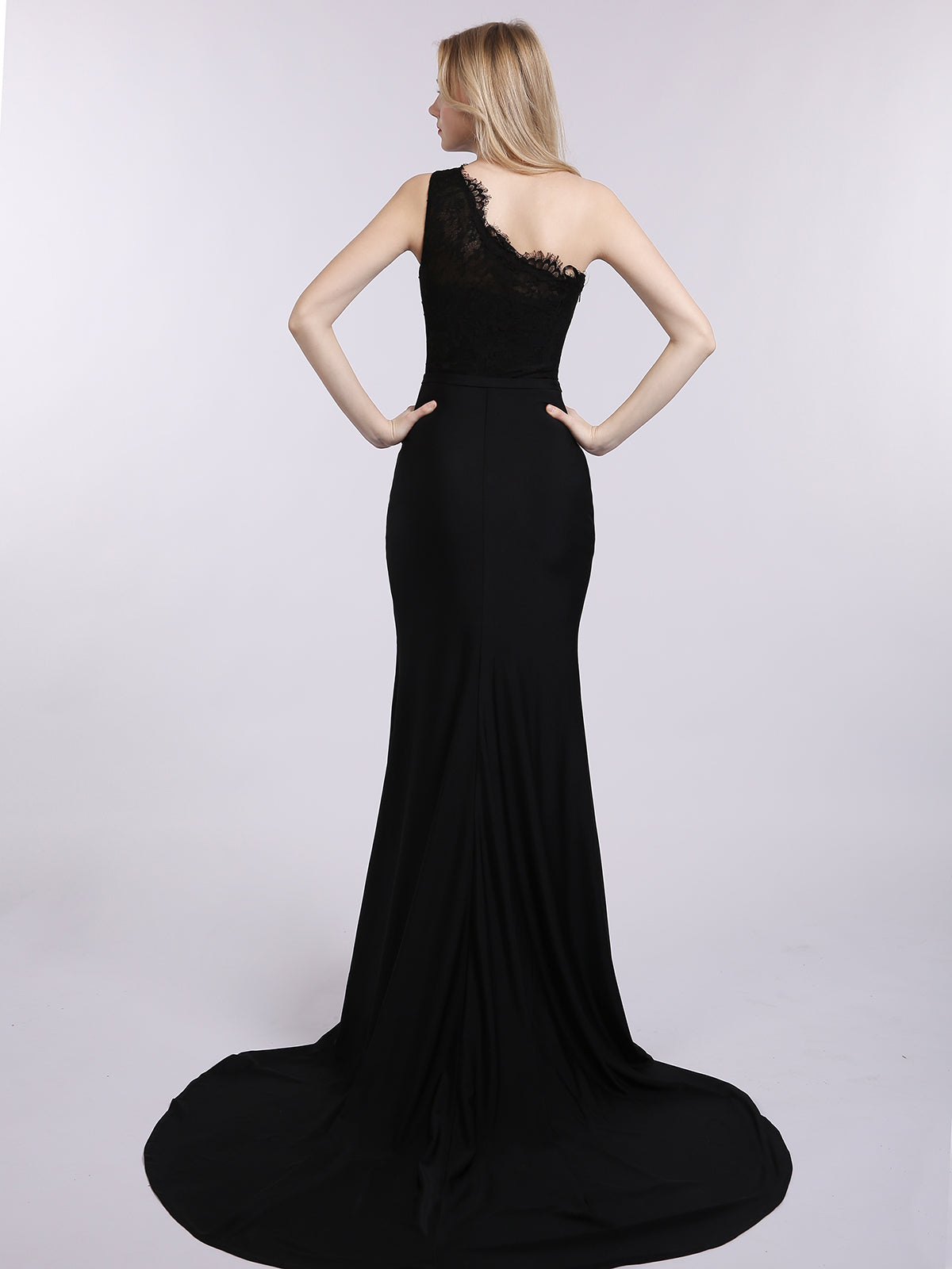 Robe sirène noire élégante à une épaule avec traîne, conçue pour les grandes occasions