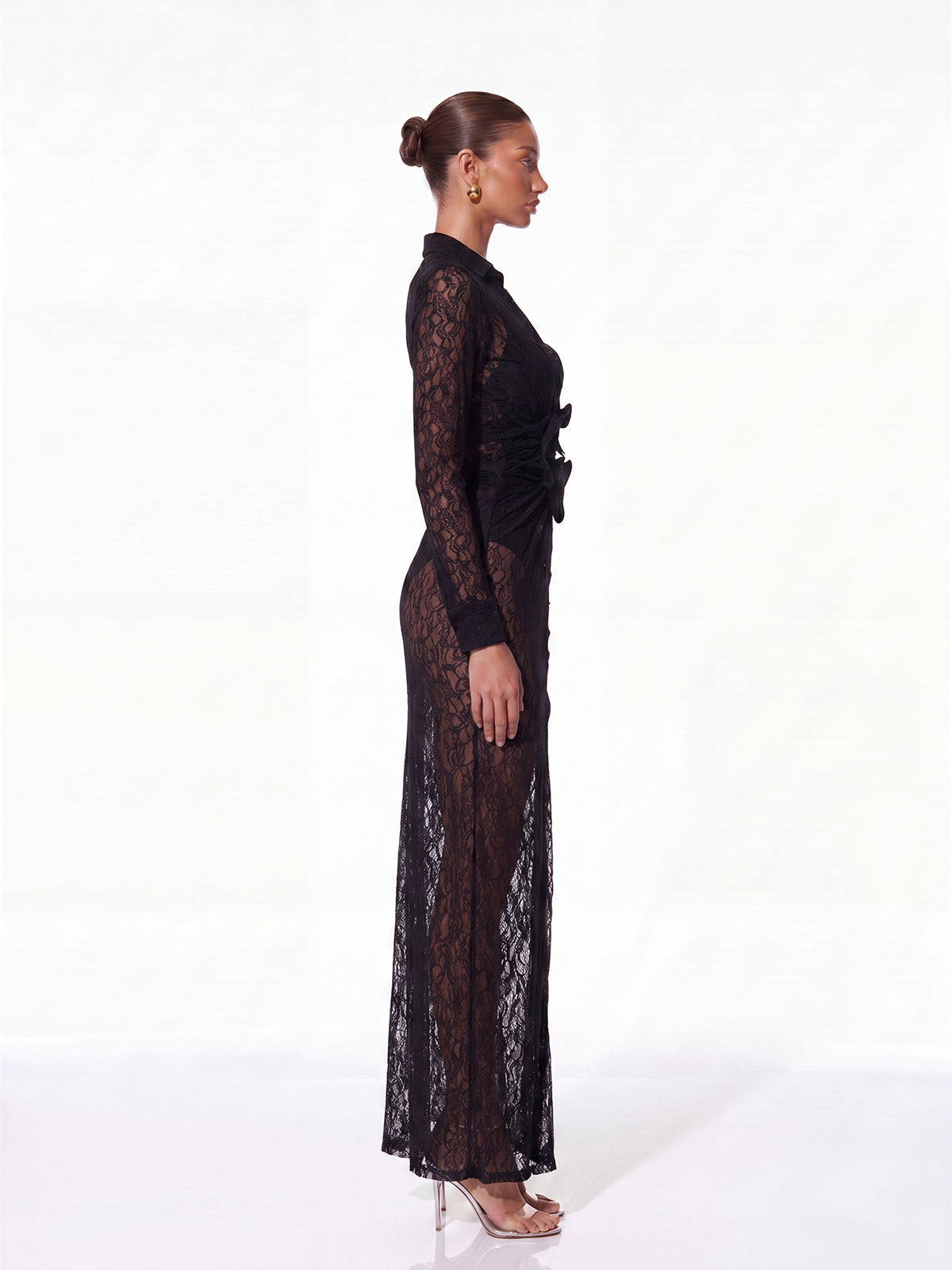 Robe longue noire en dentelle Fylorix à décolleté plongeant