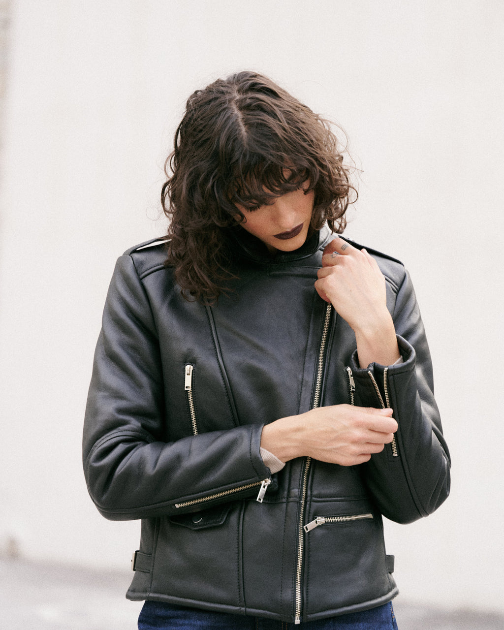 Élégant blouson court noir en cuir doublé de peau lainée