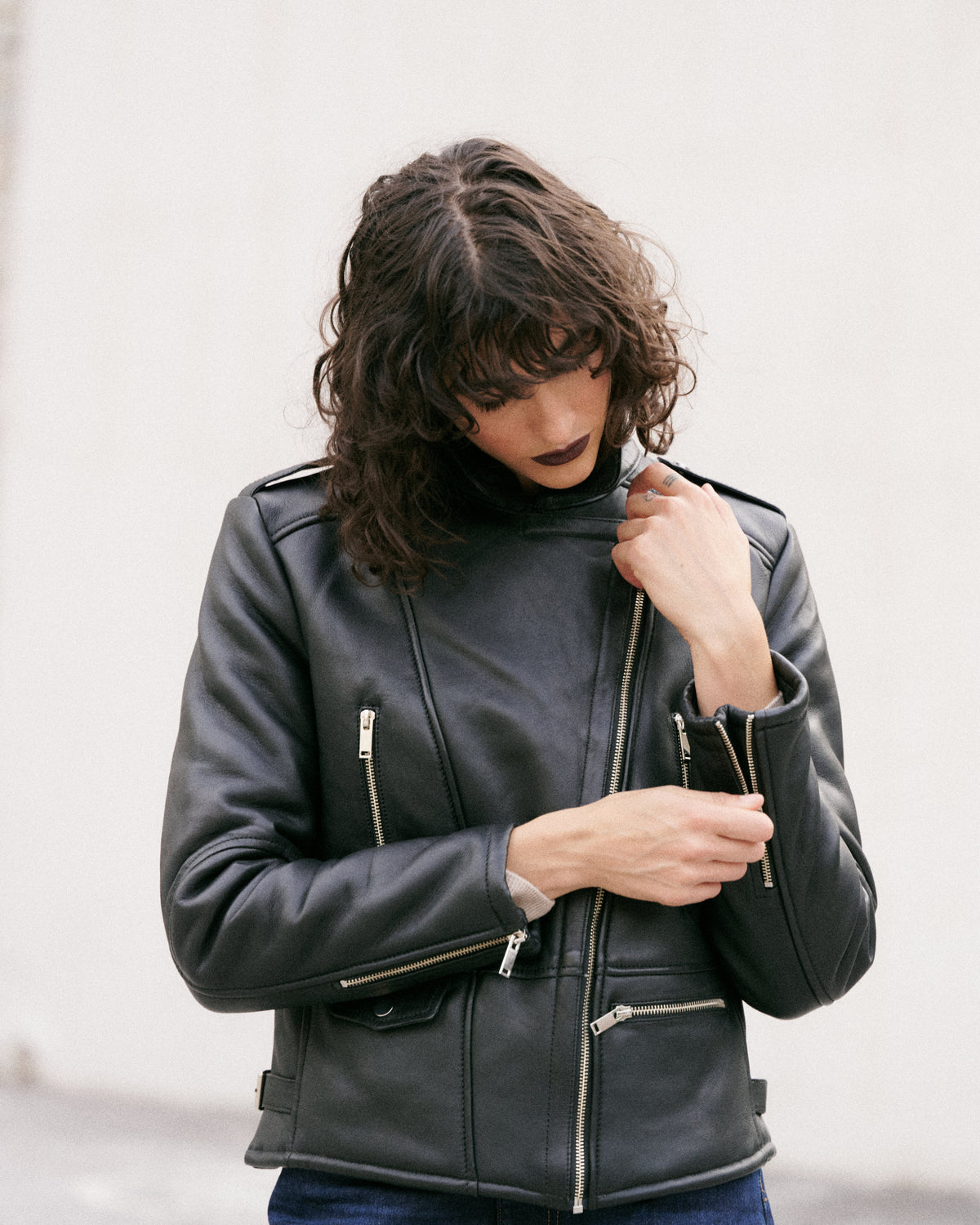 Élégant blouson court noir en cuir doublé de peau lainée