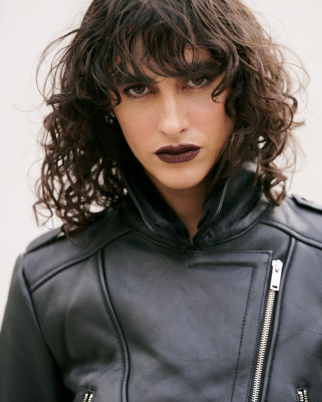 Élégant blouson court noir en cuir doublé de peau lainée