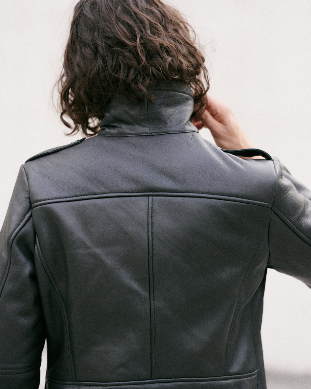 Élégant blouson court noir en cuir doublé de peau lainée