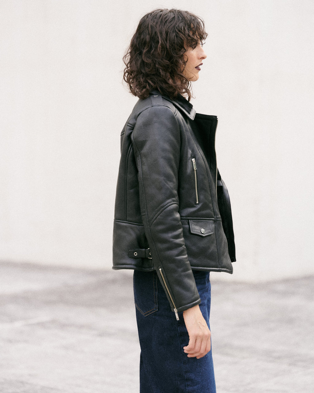 Élégant blouson court noir en cuir doublé de peau lainée