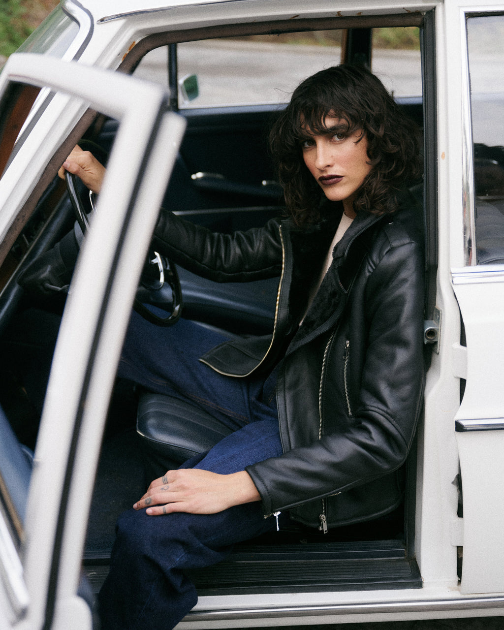 Élégant blouson court noir en cuir doublé de peau lainée