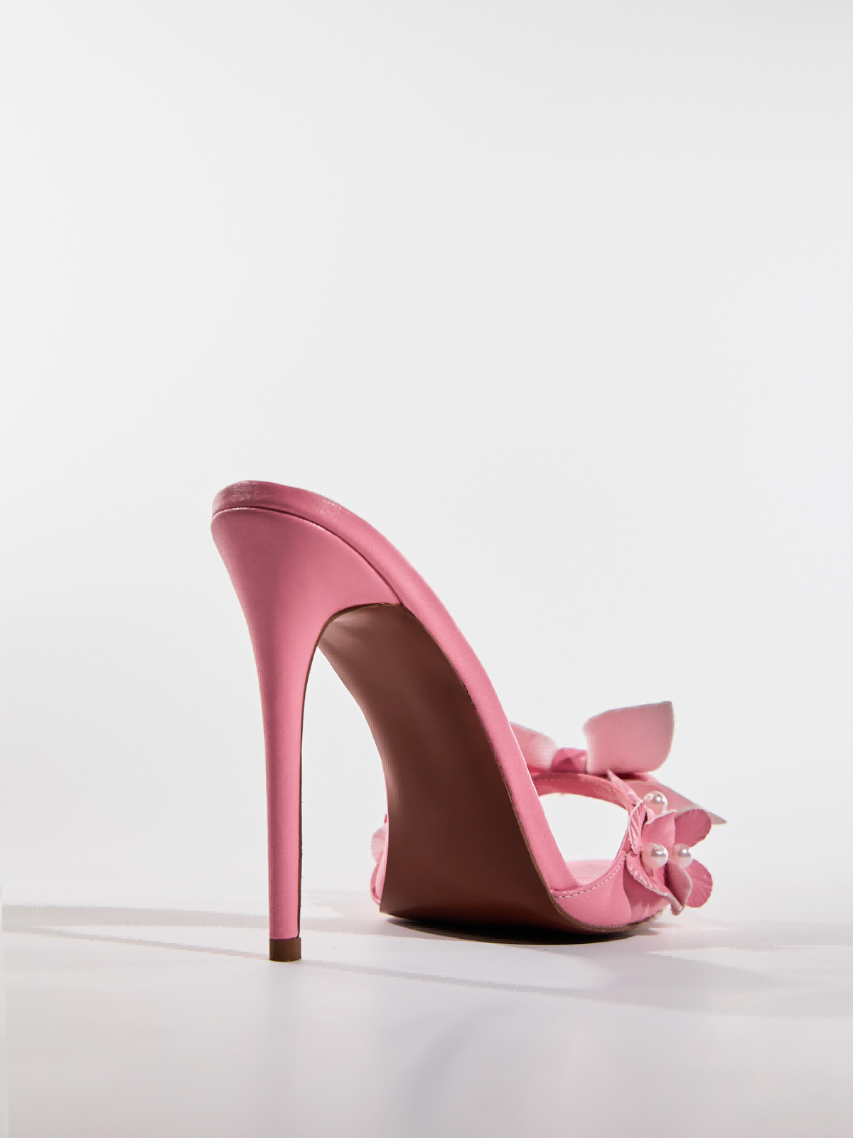 Chaussons fleuris ornés de perles roses texturées