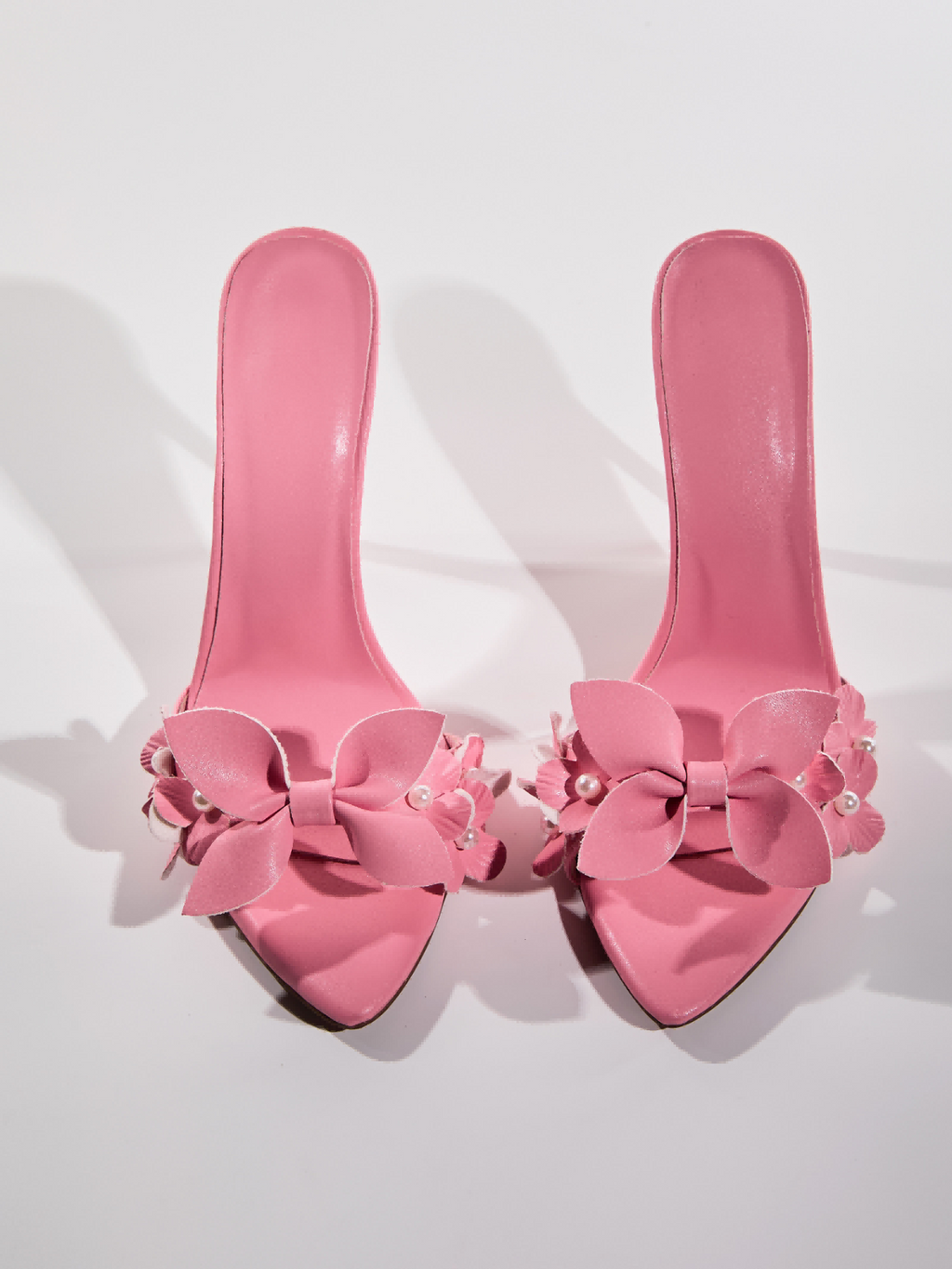Chaussons fleuris ornés de perles roses texturées