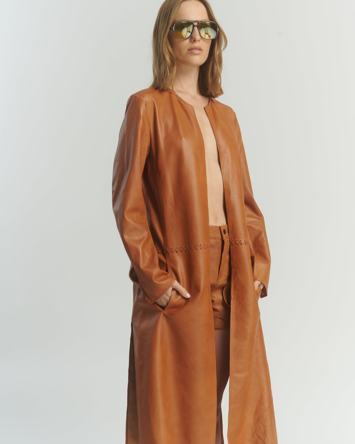 Cape longue en cuir camel avec élégant détail tressé — 100 % cuir de mouton