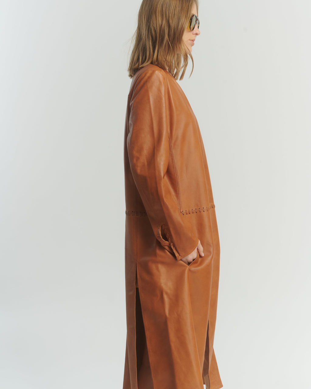Cape longue en cuir camel avec élégant détail tressé — 100 % cuir de mouton