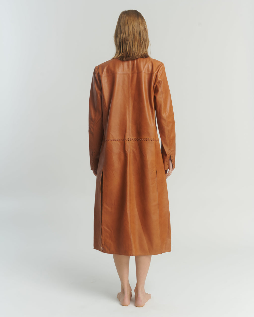 Cape longue en cuir camel avec élégant détail tressé — 100 % cuir de mouton