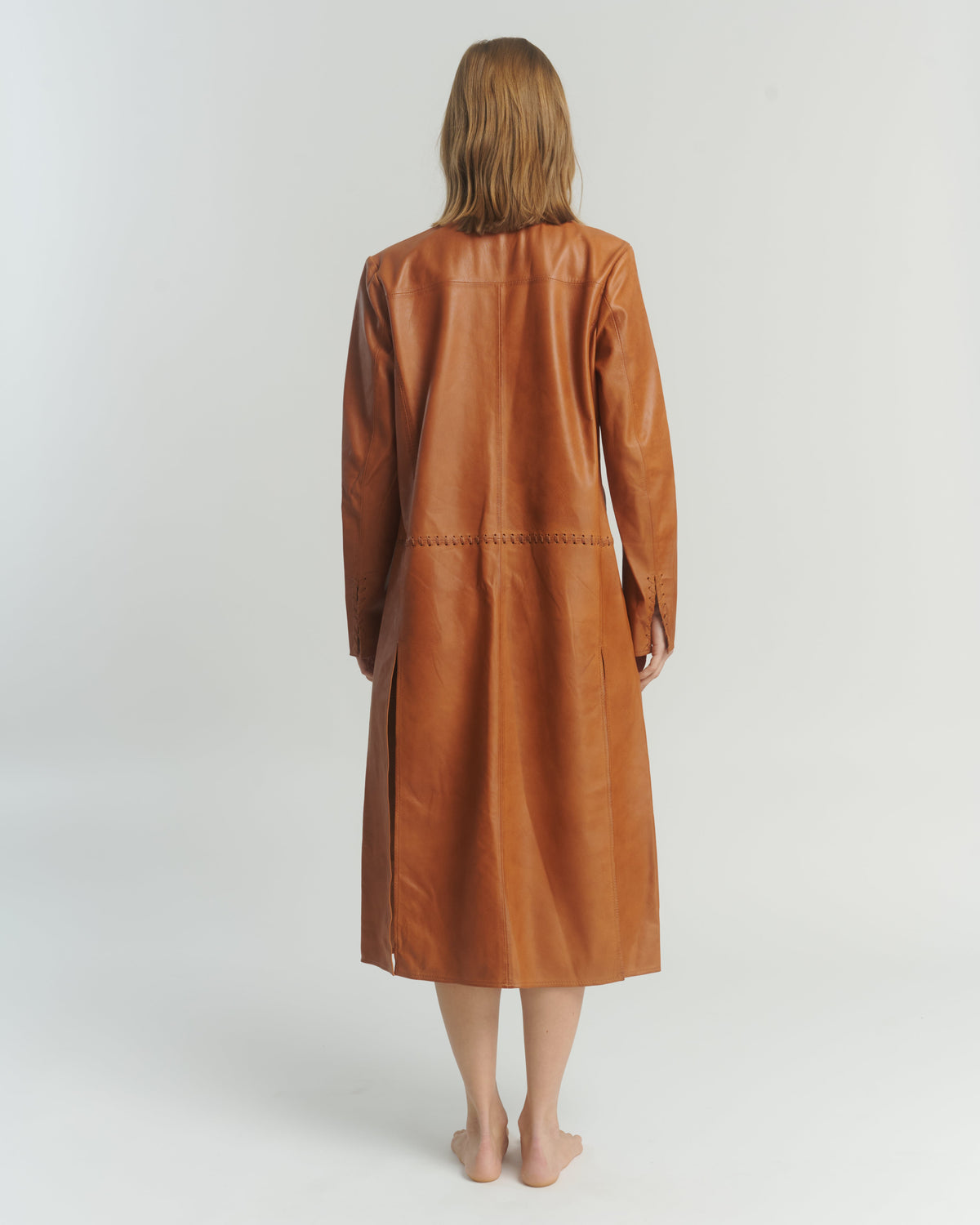 Cape longue en cuir camel avec élégant détail tressé — 100 % cuir de mouton