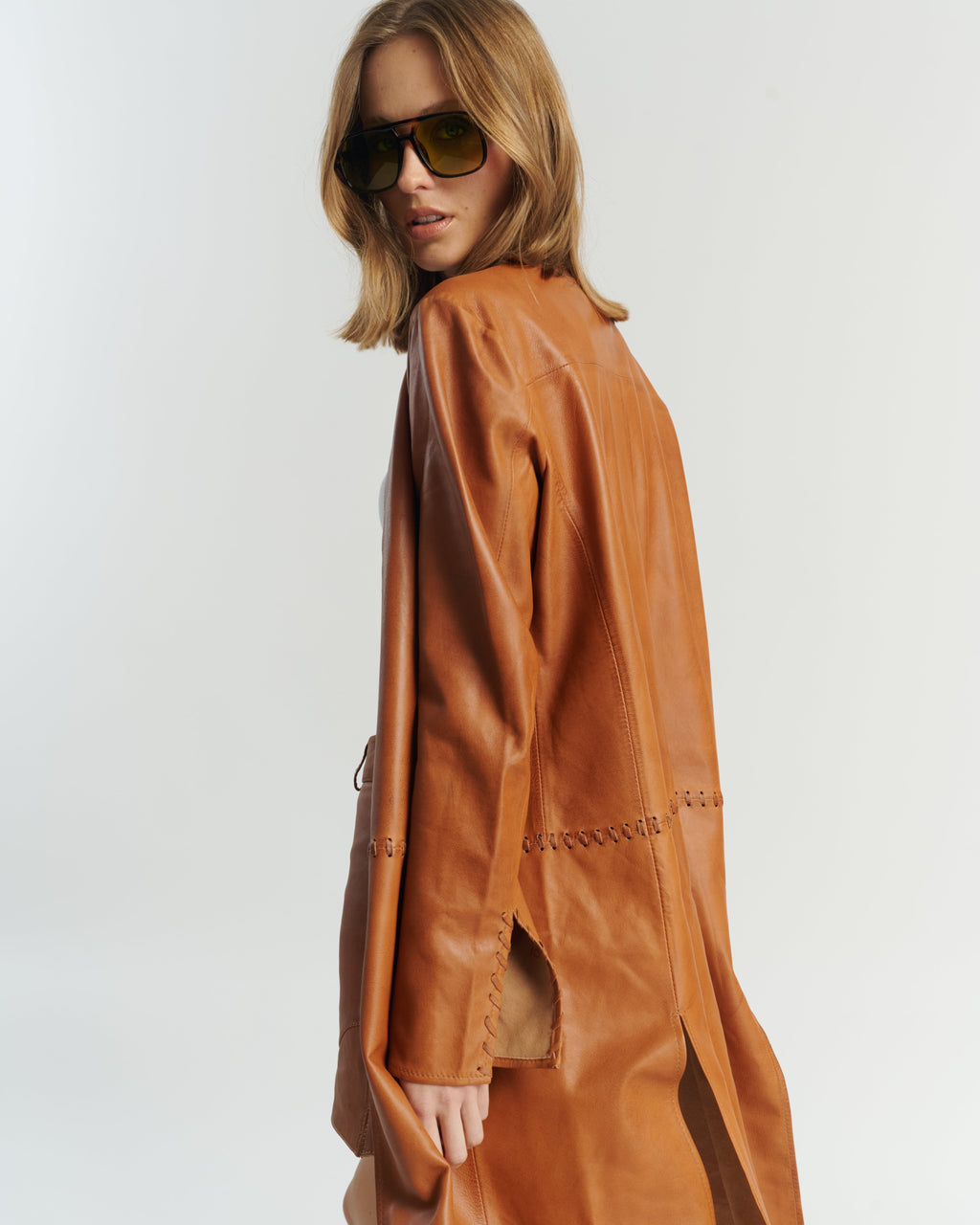 Cape longue en cuir camel avec élégant détail tressé — 100 % cuir de mouton