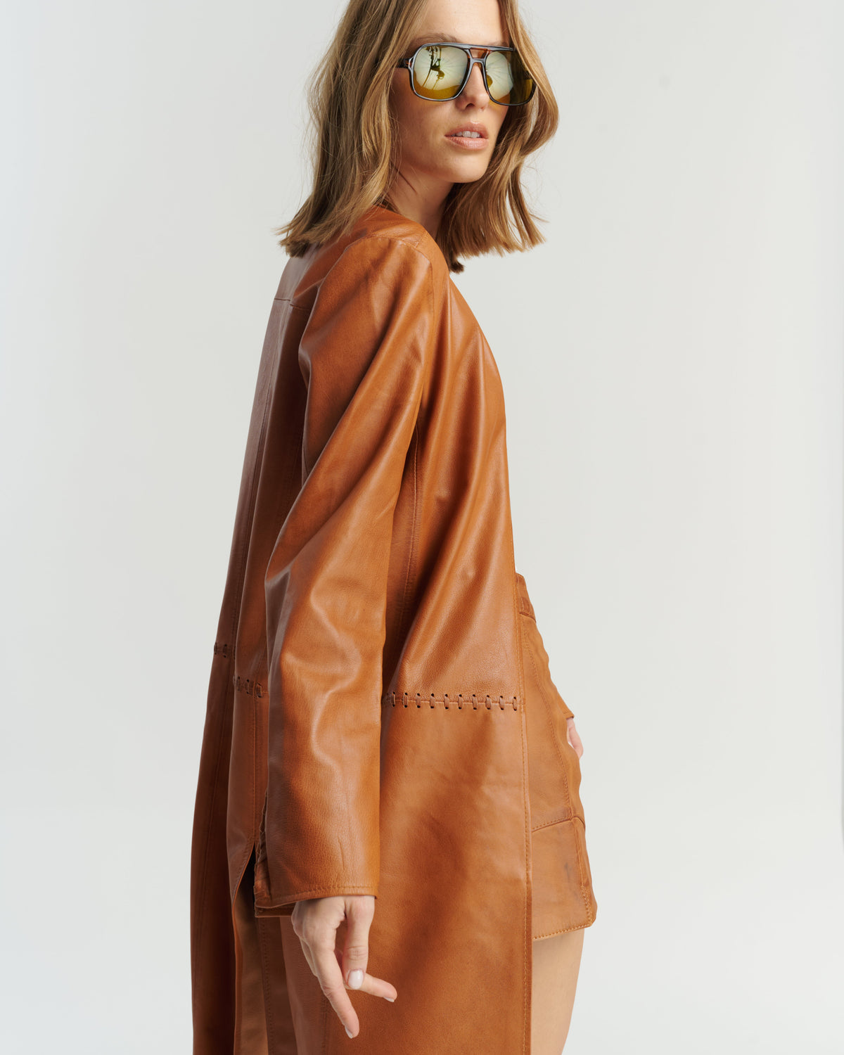 Cape longue en cuir camel avec élégant détail tressé — 100 % cuir de mouton