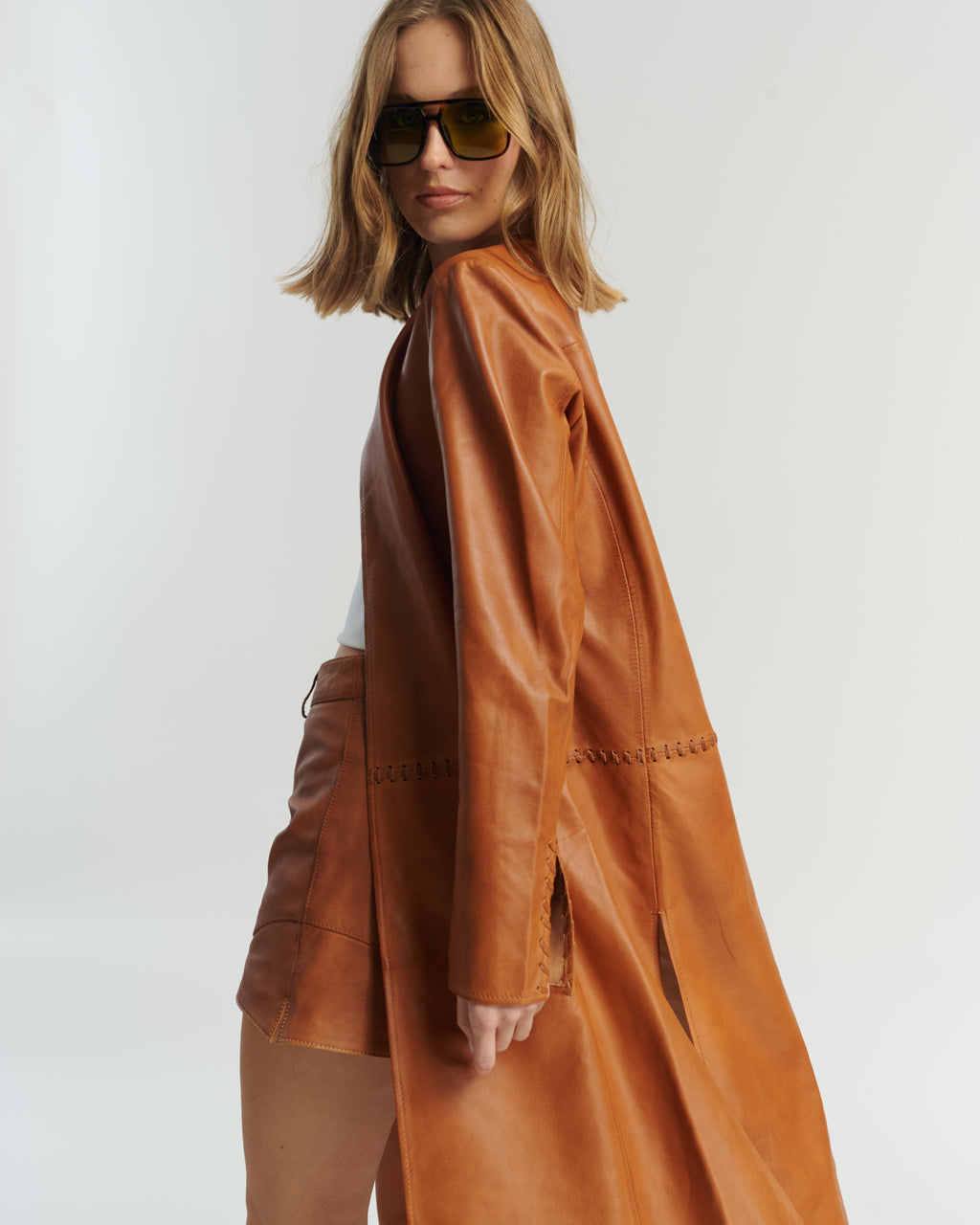 Cape longue en cuir camel avec élégant détail tressé — 100 % cuir de mouton