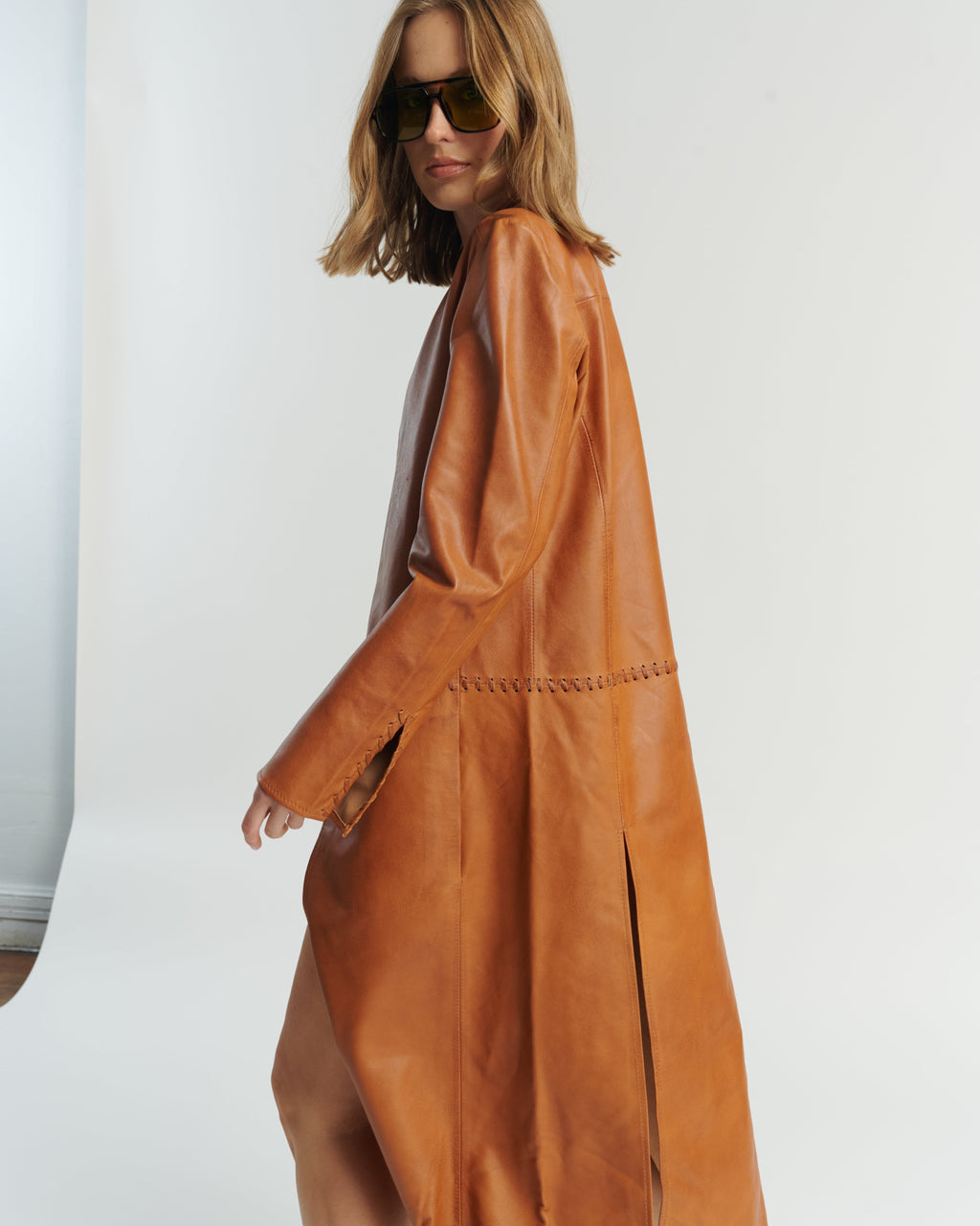 Cape longue en cuir camel avec élégant détail tressé — 100 % cuir de mouton