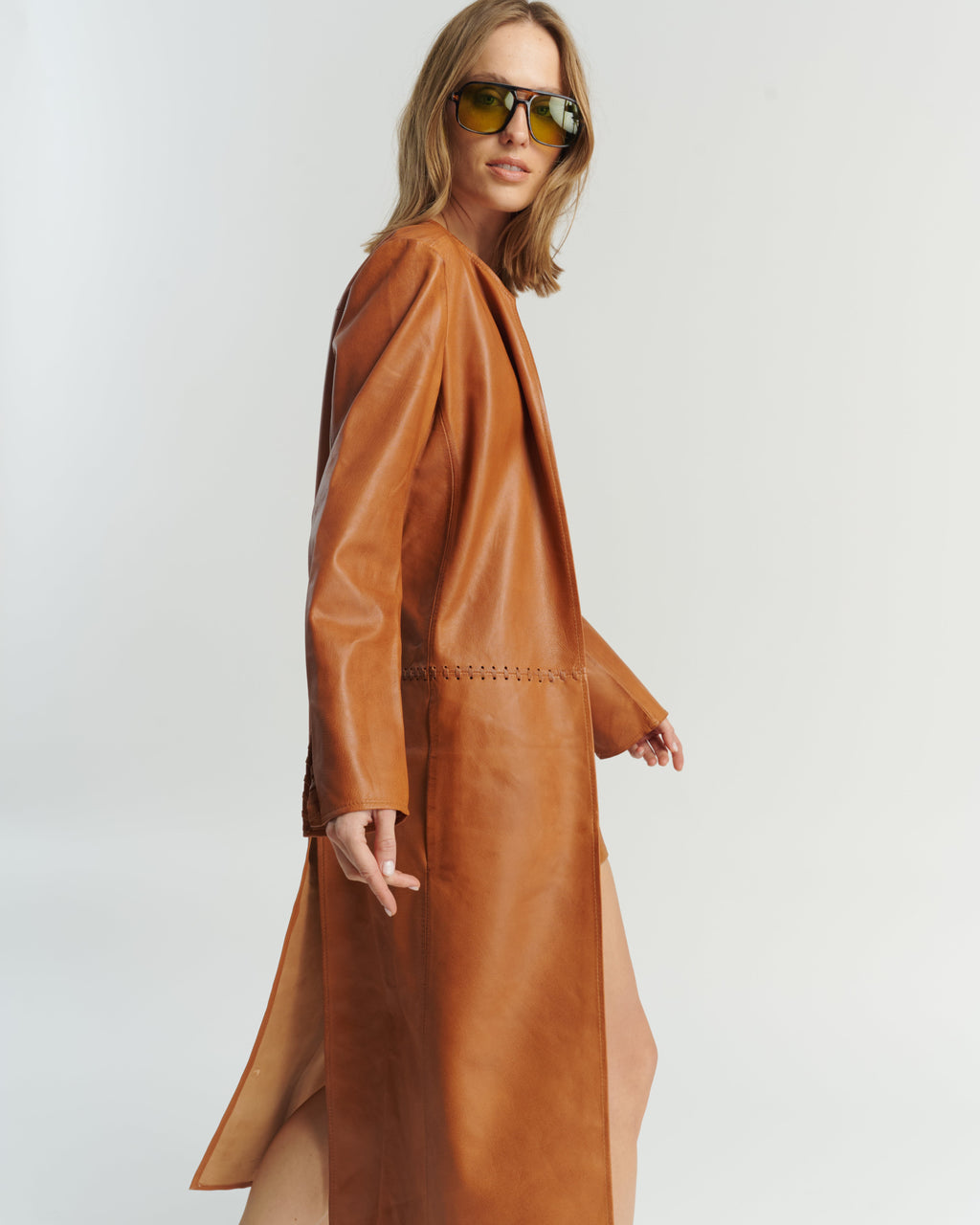 Cape longue en cuir camel avec élégant détail tressé — 100 % cuir de mouton