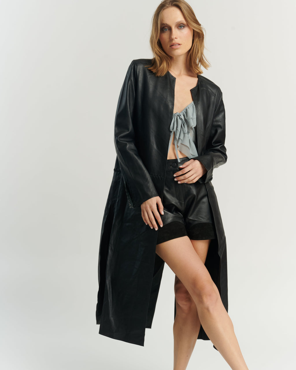 Cape longue en cuir noir avec élégant détail tressé | 100 % cuir de mouton