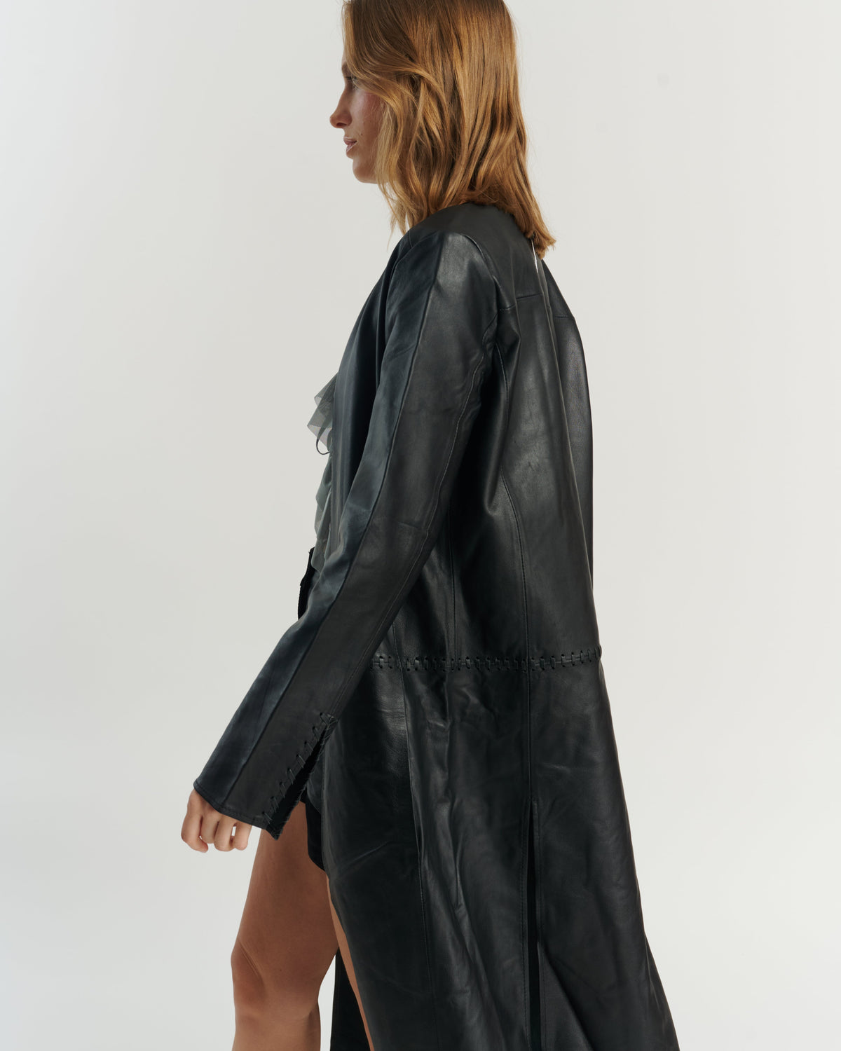 Cape longue en cuir noir avec élégant détail tressé | 100 % cuir de mouton