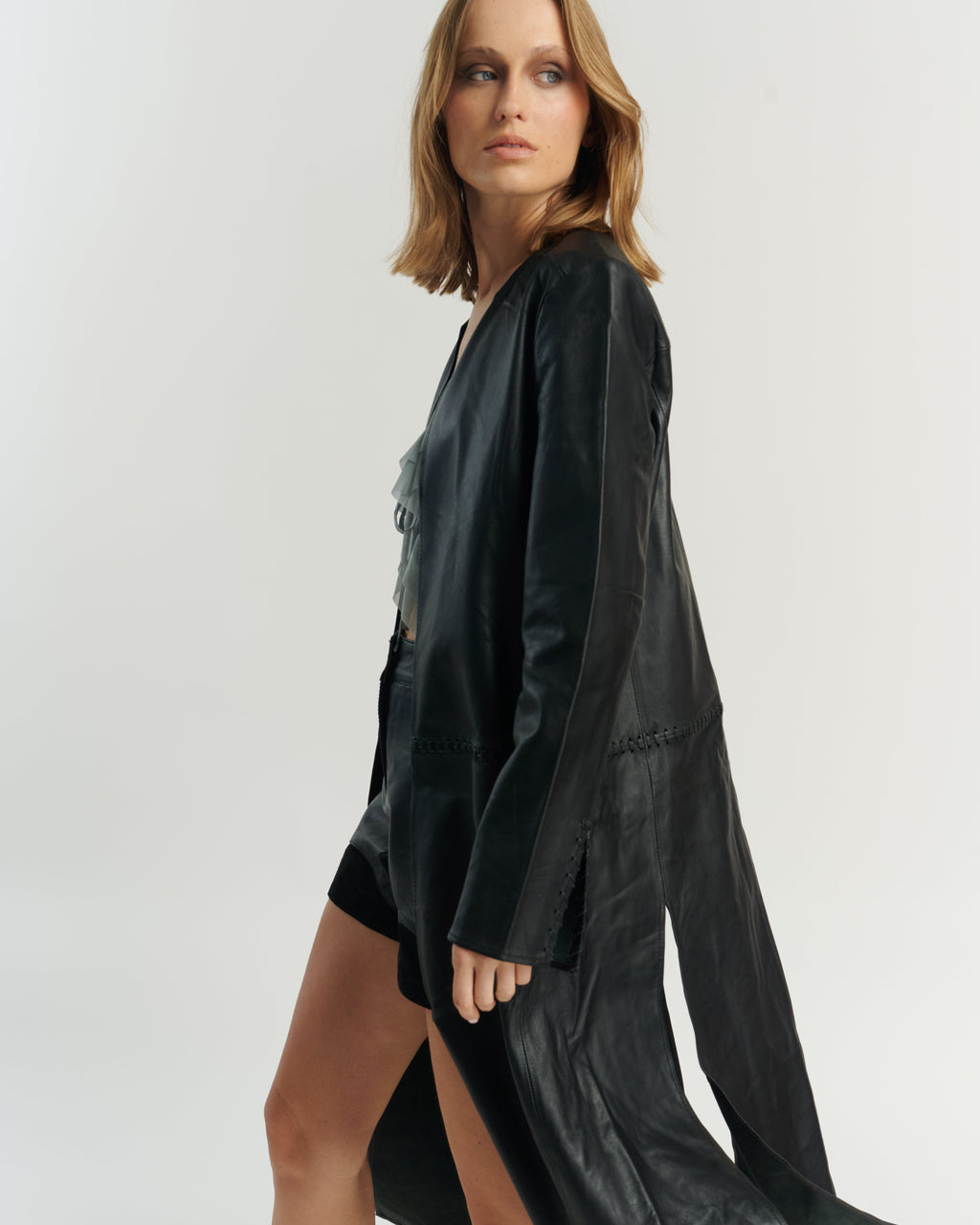 Cape longue en cuir noir avec élégant détail tressé | 100 % cuir de mouton