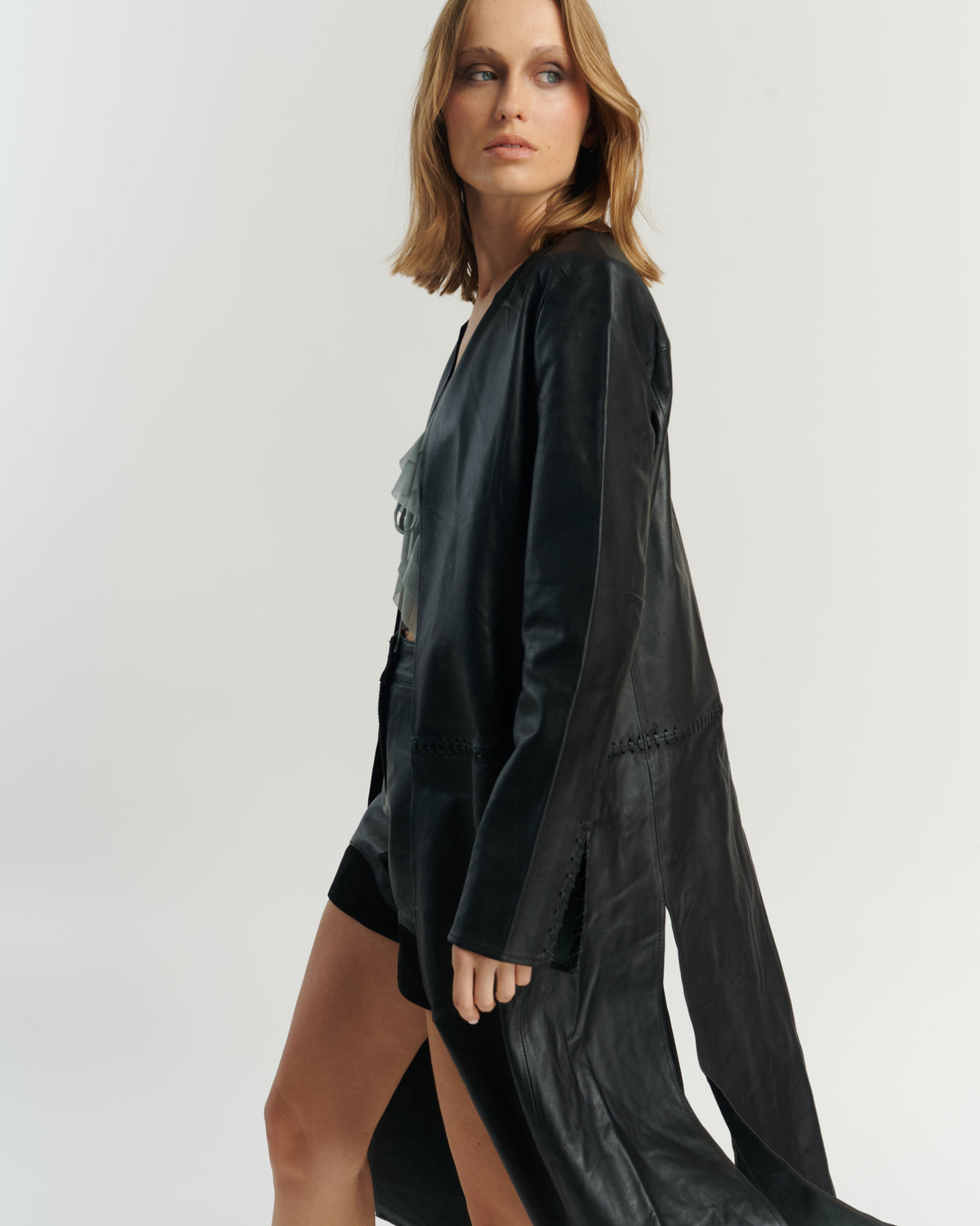 Cape longue en cuir noir avec élégant détail tressé | 100 % cuir de mouton