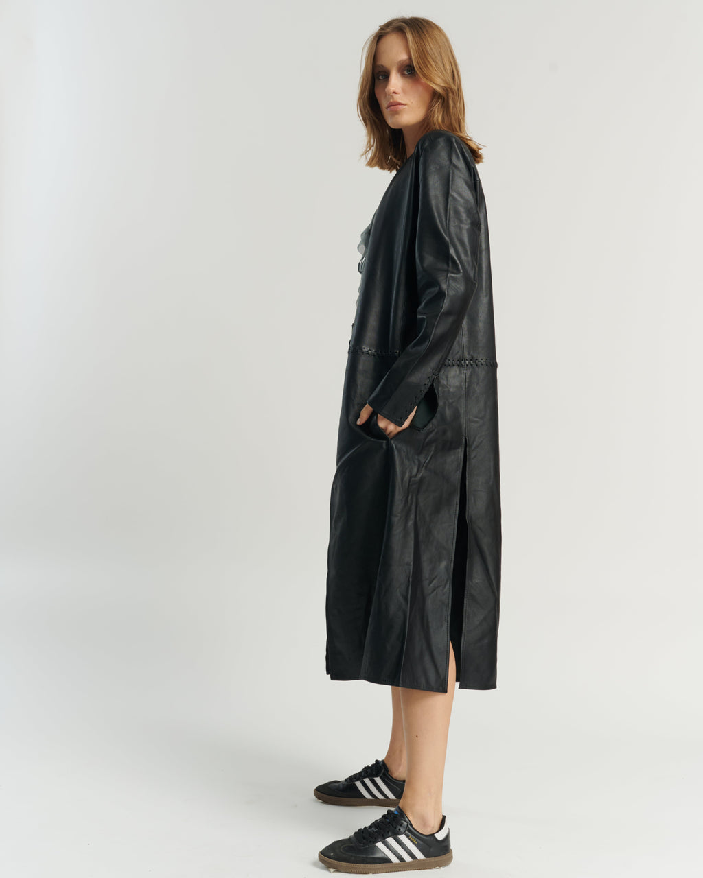 Cape longue en cuir noir avec élégant détail tressé | 100 % cuir de mouton