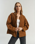 Veste en daim couleur camel élégante et polyvalente