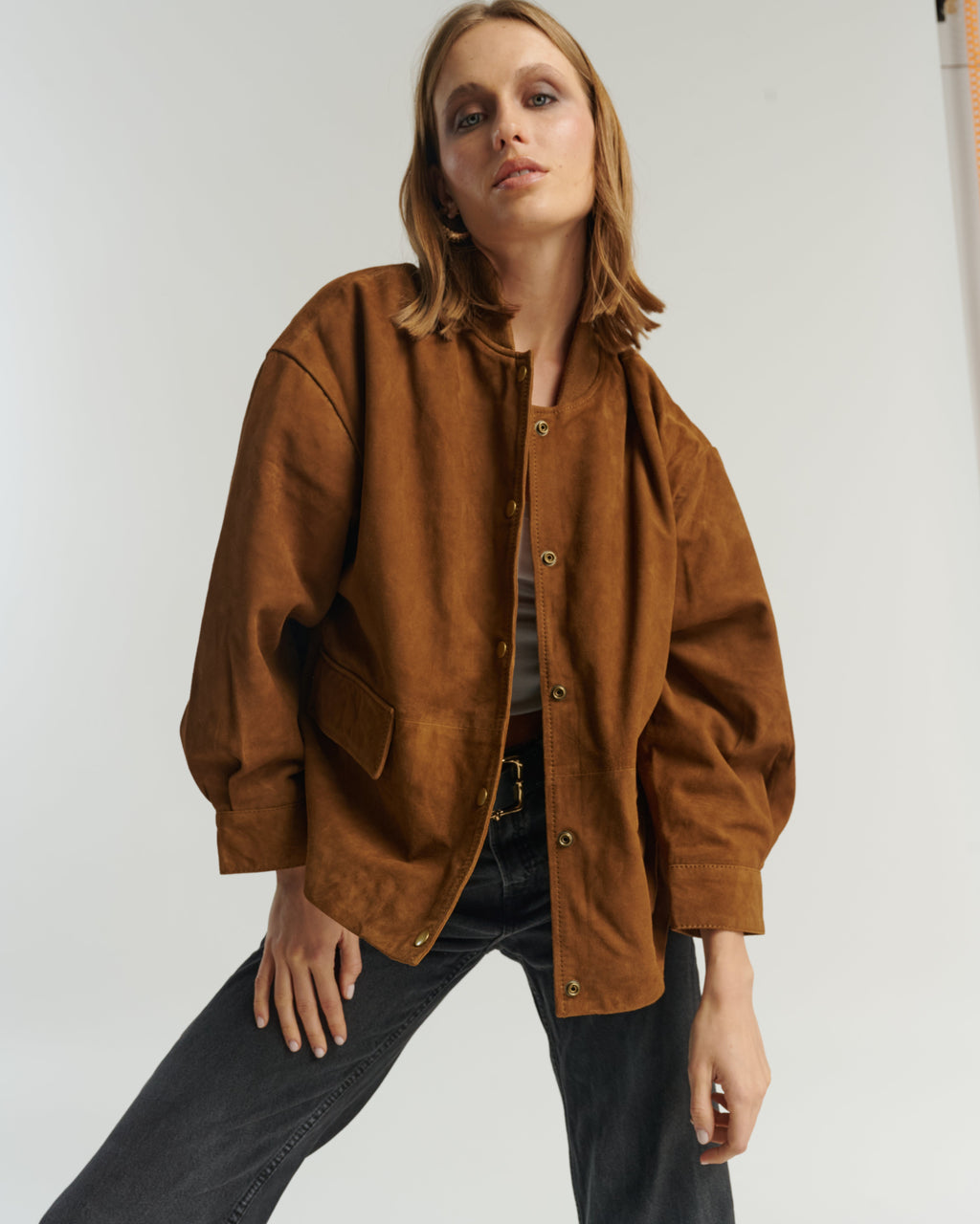 Veste en daim couleur camel élégante et polyvalente