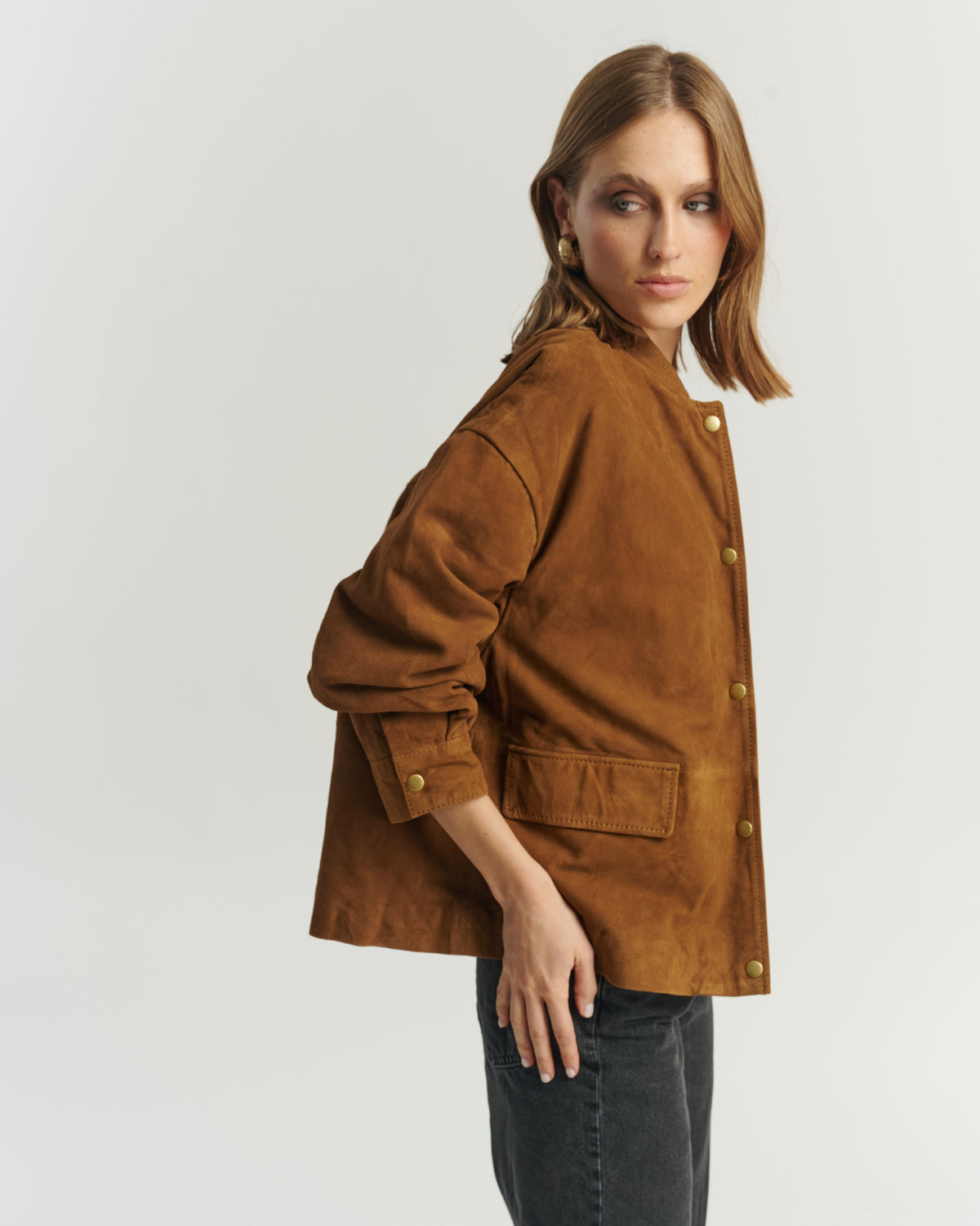 Veste en daim couleur camel élégante et polyvalente