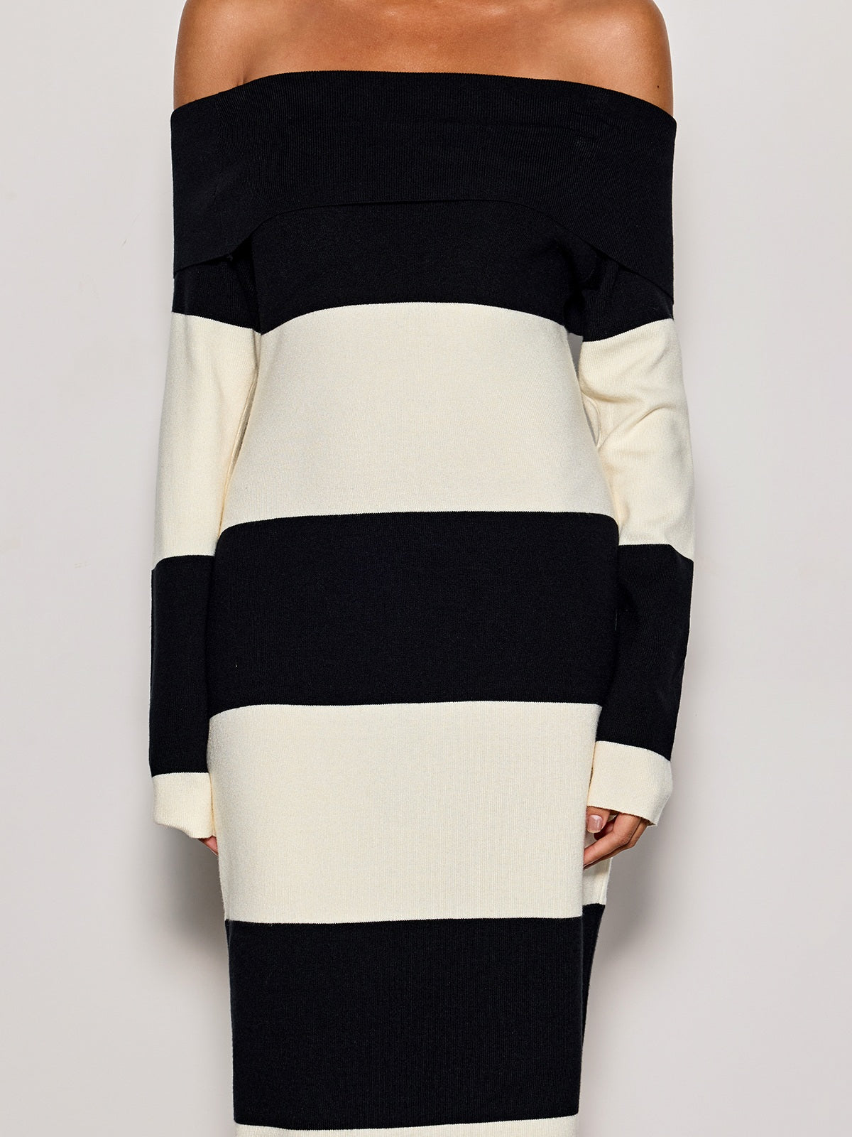 Robe longue en maille rayée à épaules dénudées Katzent