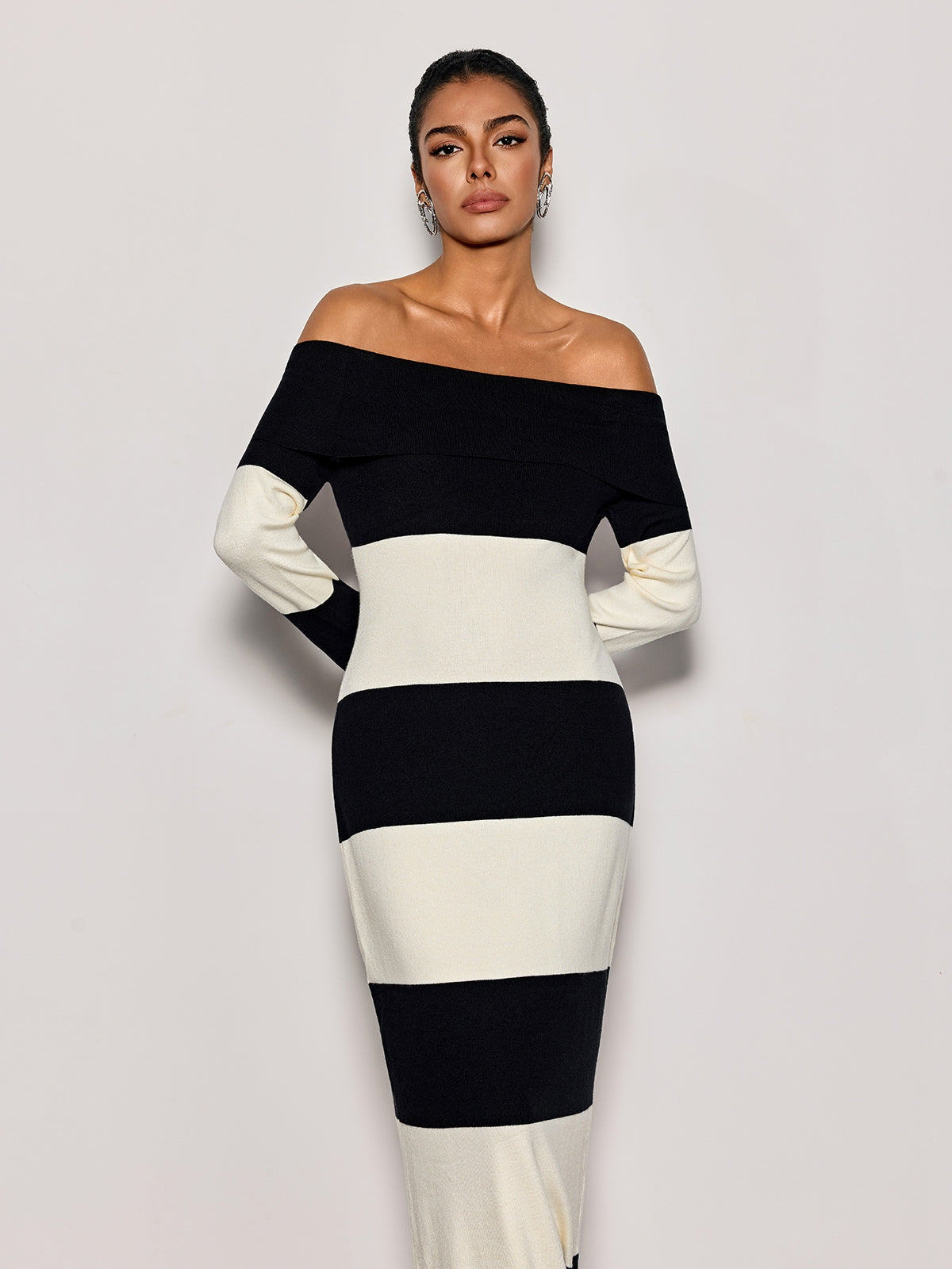 Robe longue en maille rayée à épaules dénudées Katzent