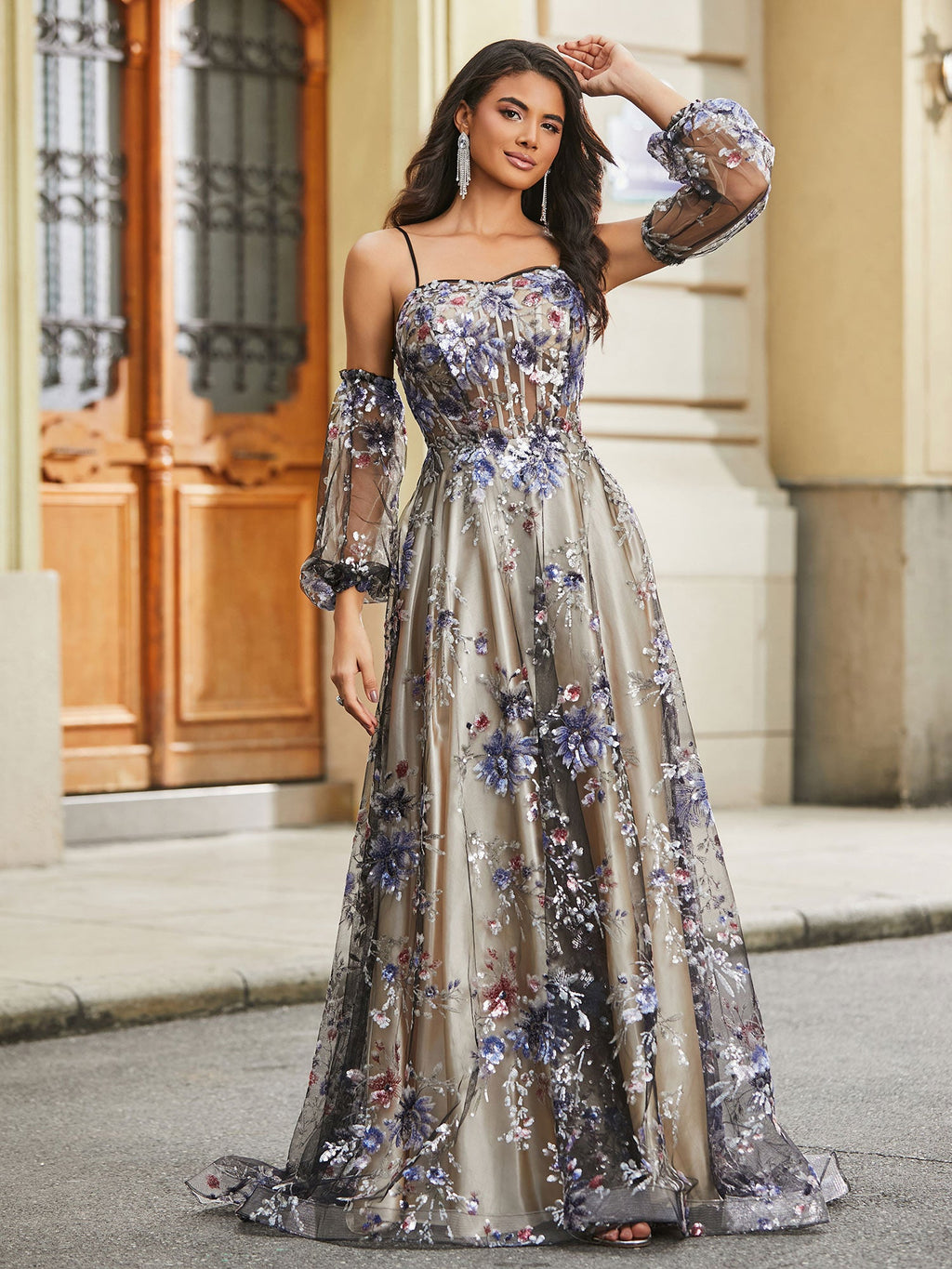 Robe de bal noire élégante en satin et tulle, coupe trapèze à bretelles spaghetti