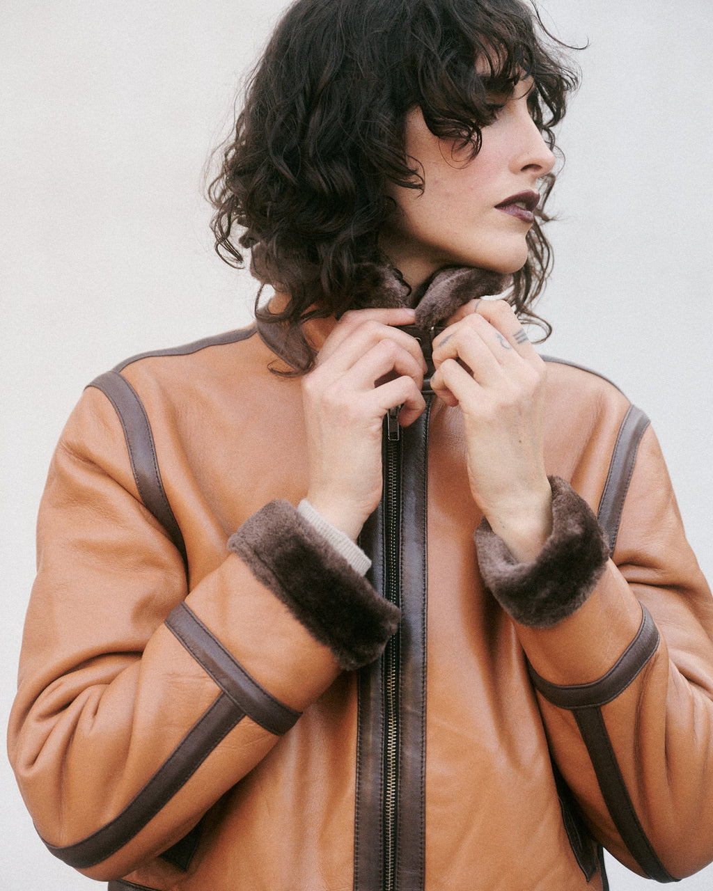 Blouson aviateur court camel, moderne et élégant