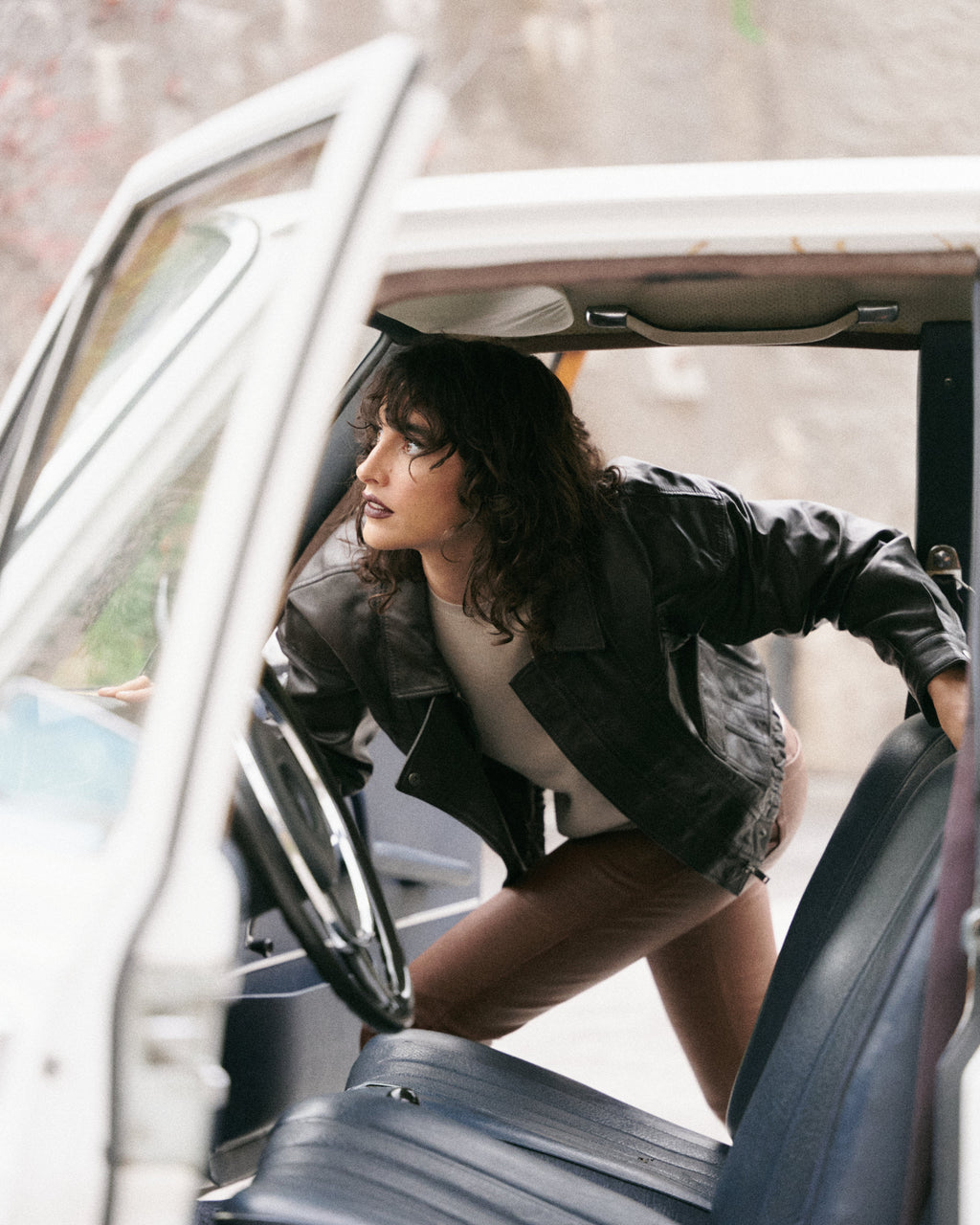 Élégant blouson court noir en cuir doublé de peau lainée