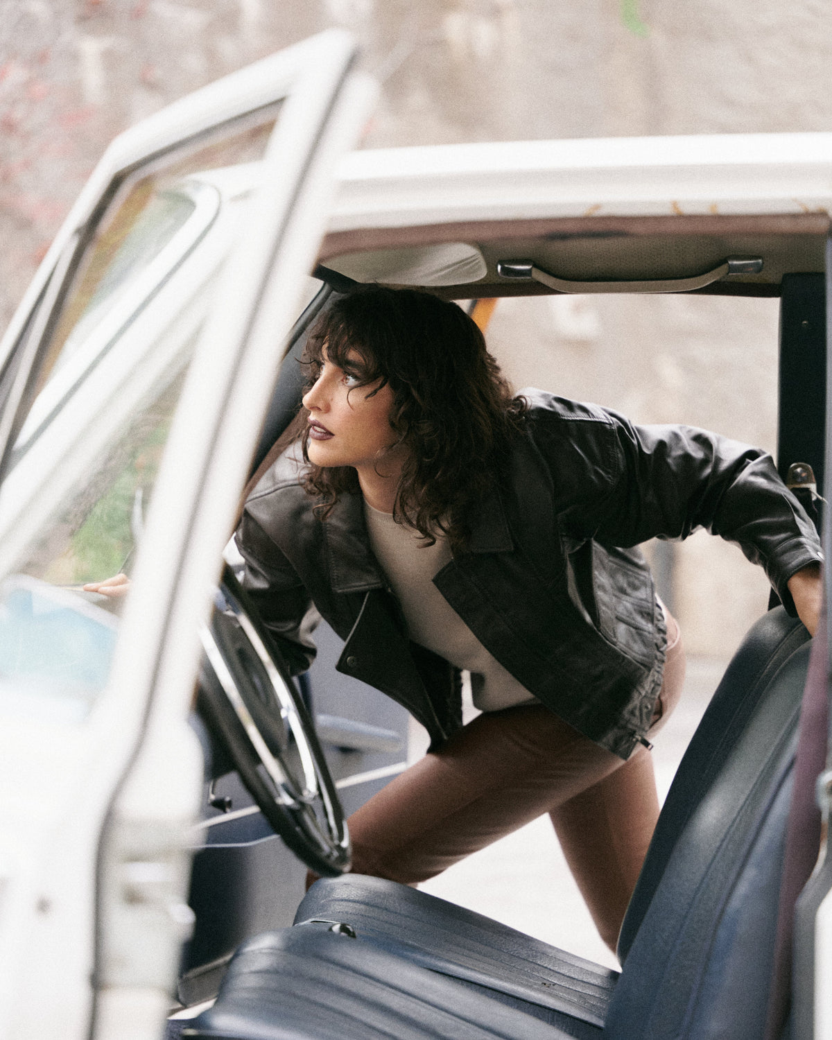 Élégant blouson court noir en cuir doublé de peau lainée