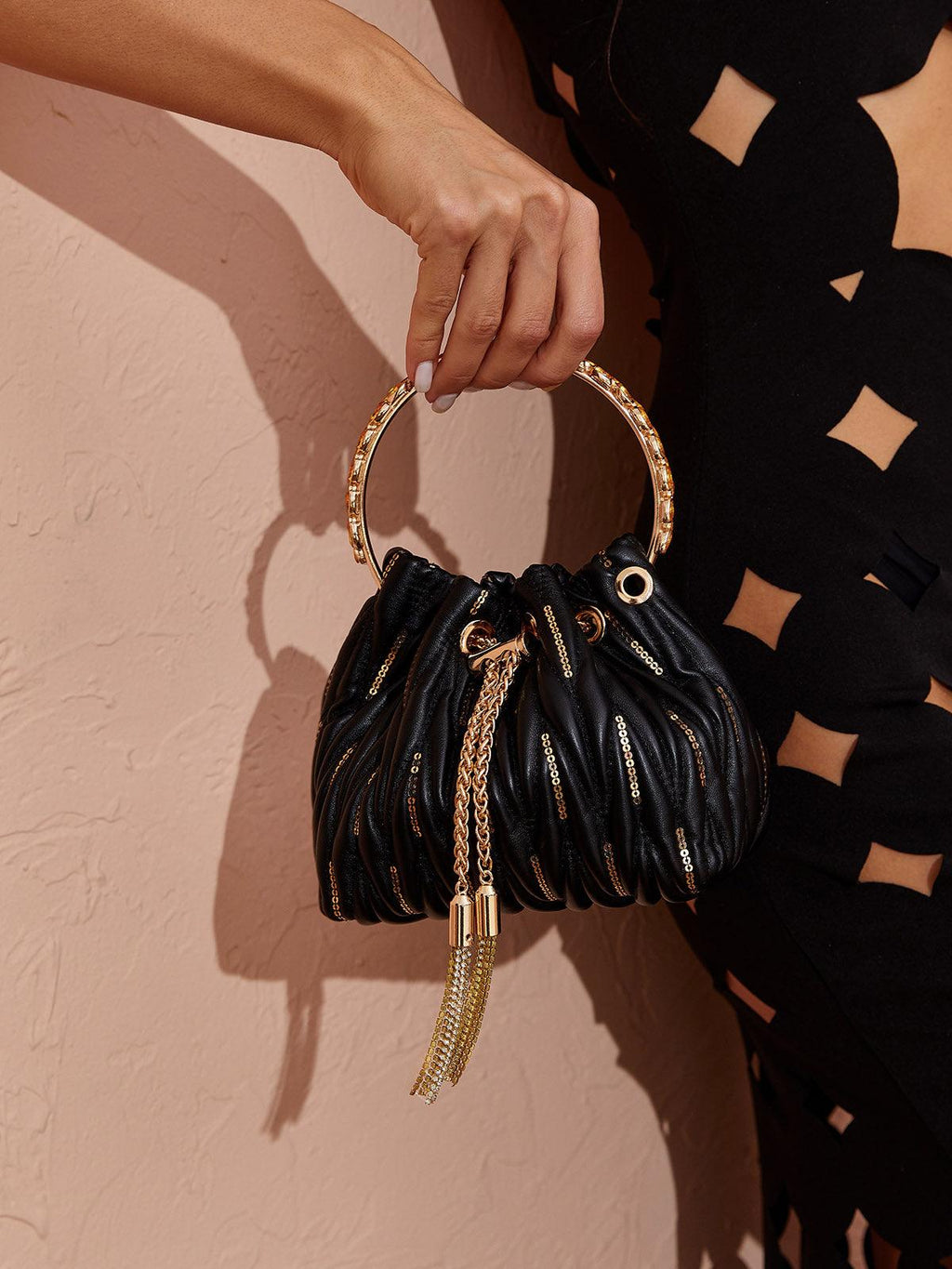 Sac seau Mattea en cuir noir à sequins