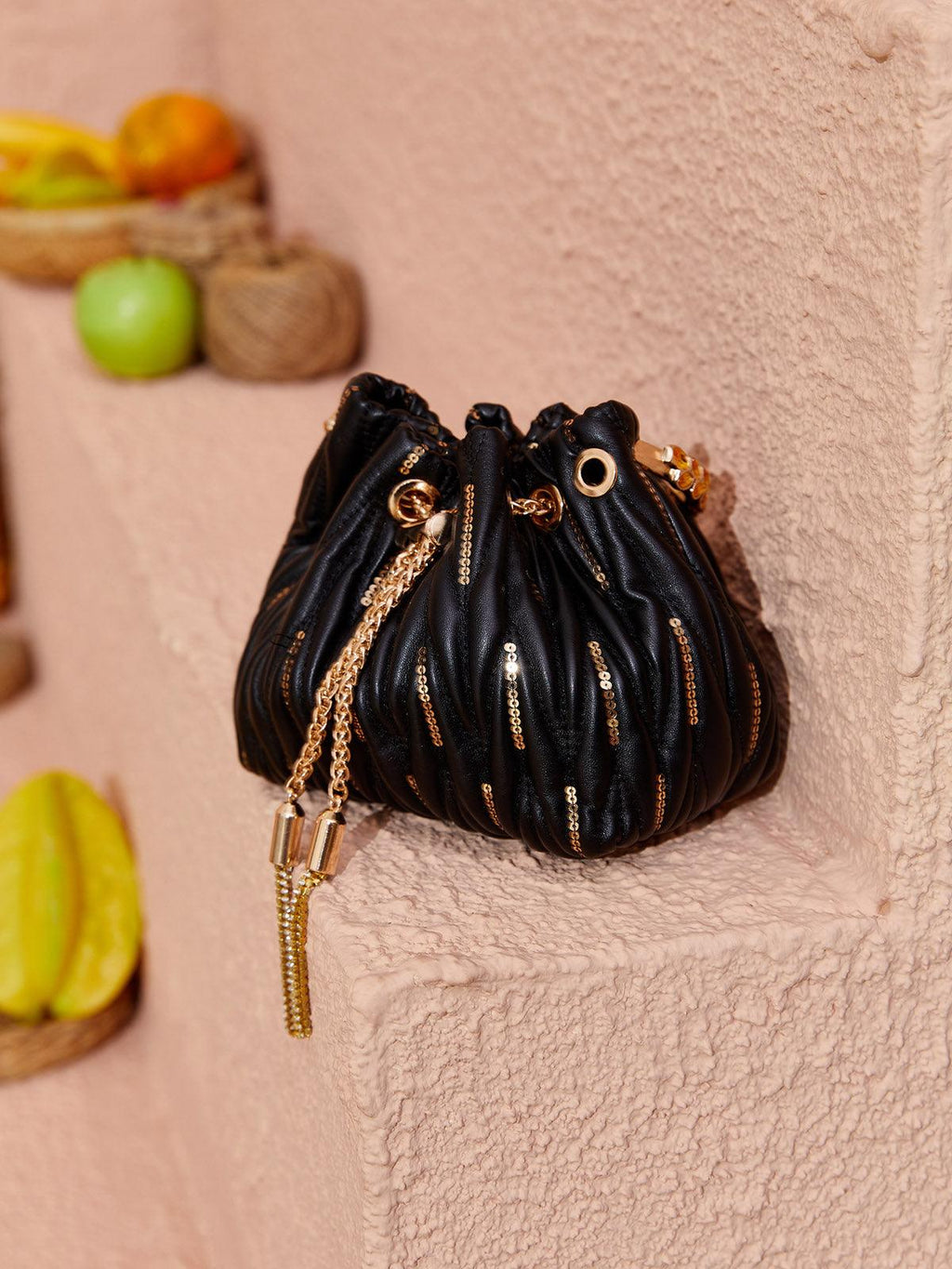 Sac seau Mattea en cuir noir à sequins
