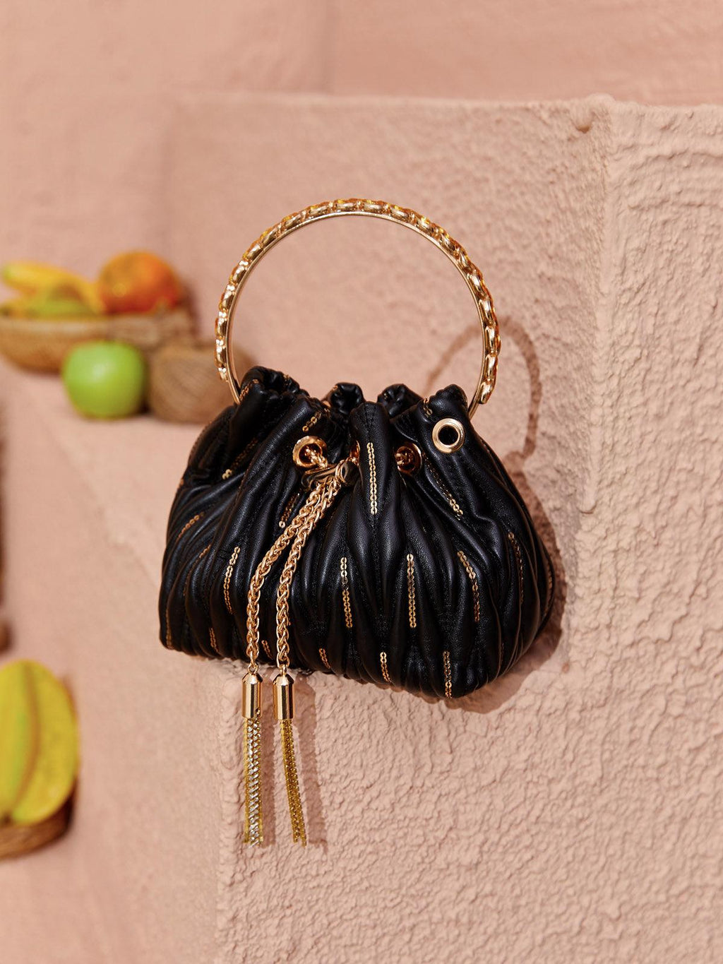Sac seau Mattea en cuir noir à sequins