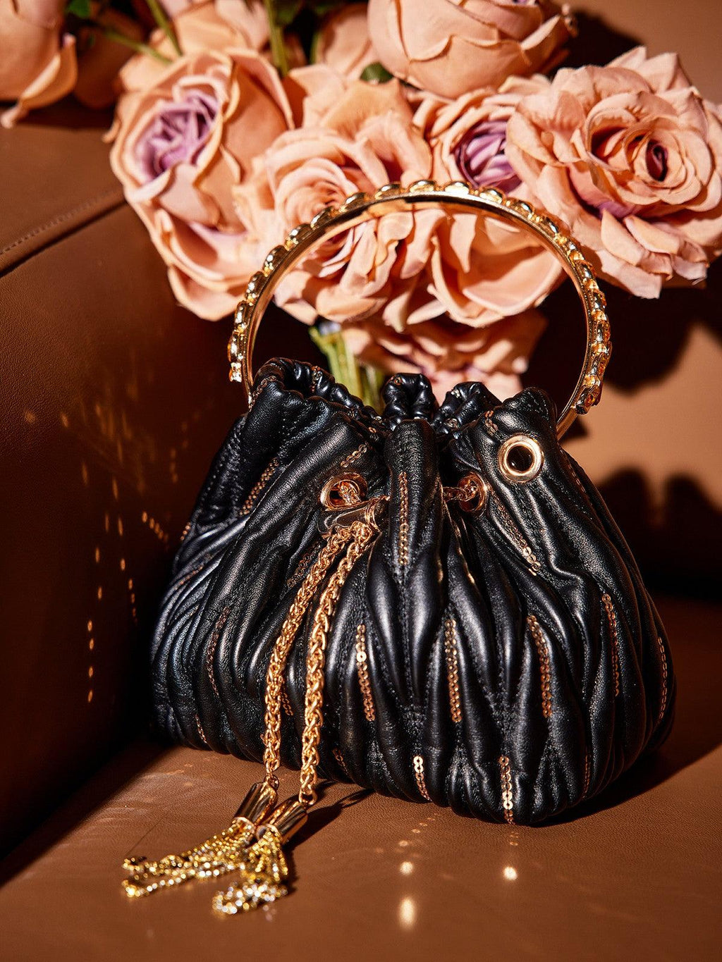 Sac seau Mattea en cuir noir à sequins