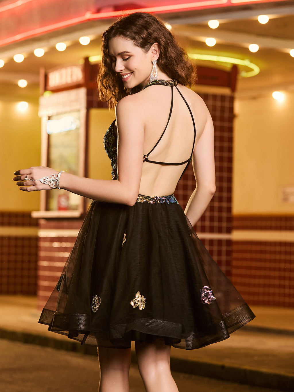Robe de bal noire courte sans manches à paillettes scintillantes et col licou