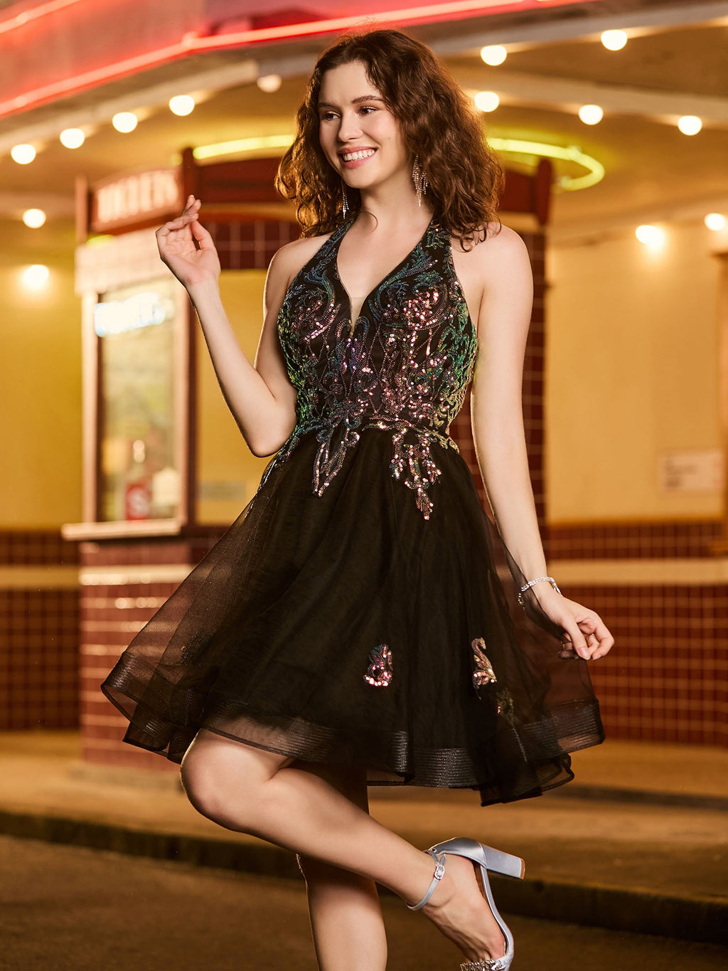 Robe de bal noire courte sans manches à paillettes scintillantes et col licou