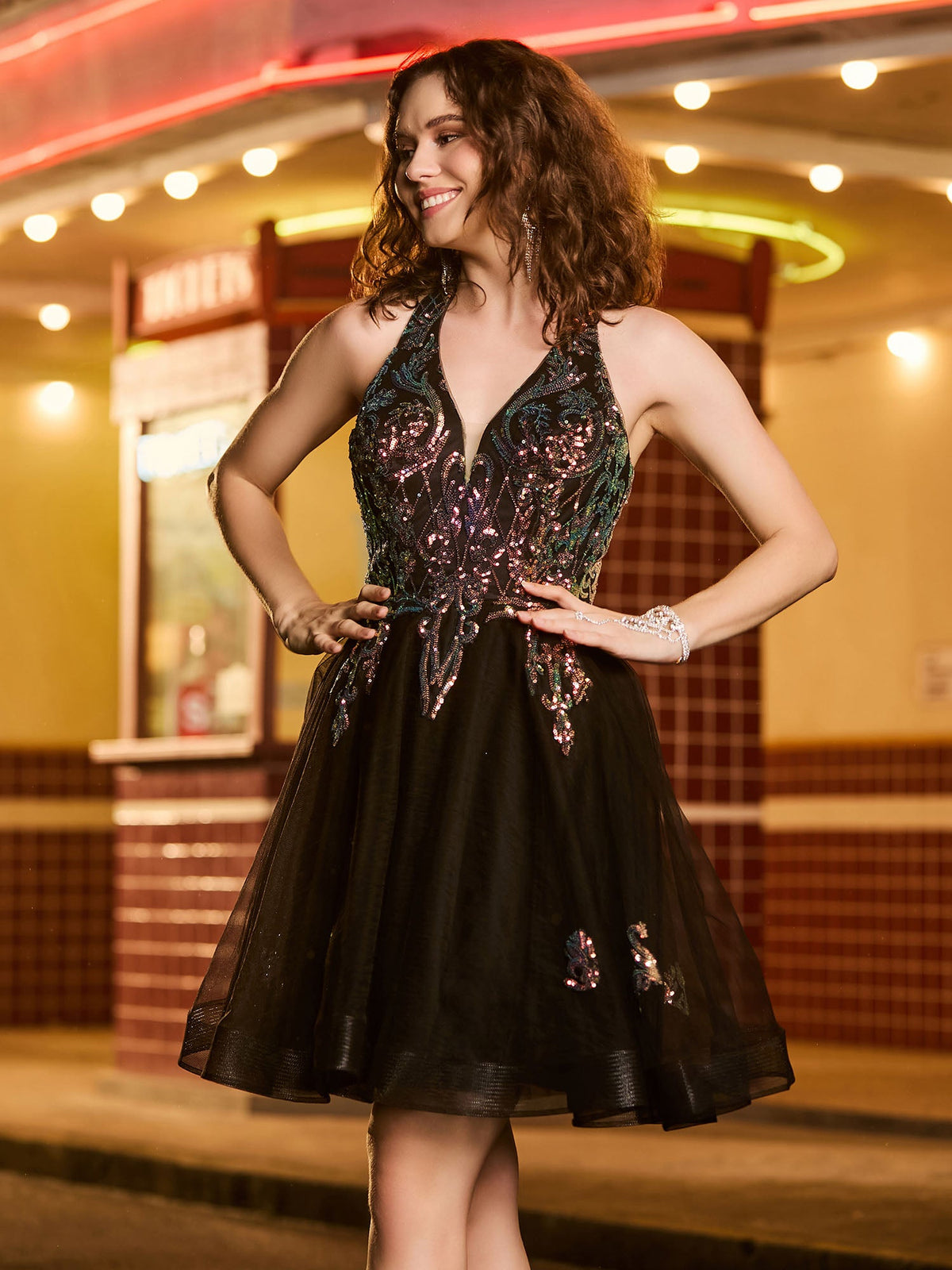 Robe de bal noire courte sans manches à paillettes scintillantes et col licou
