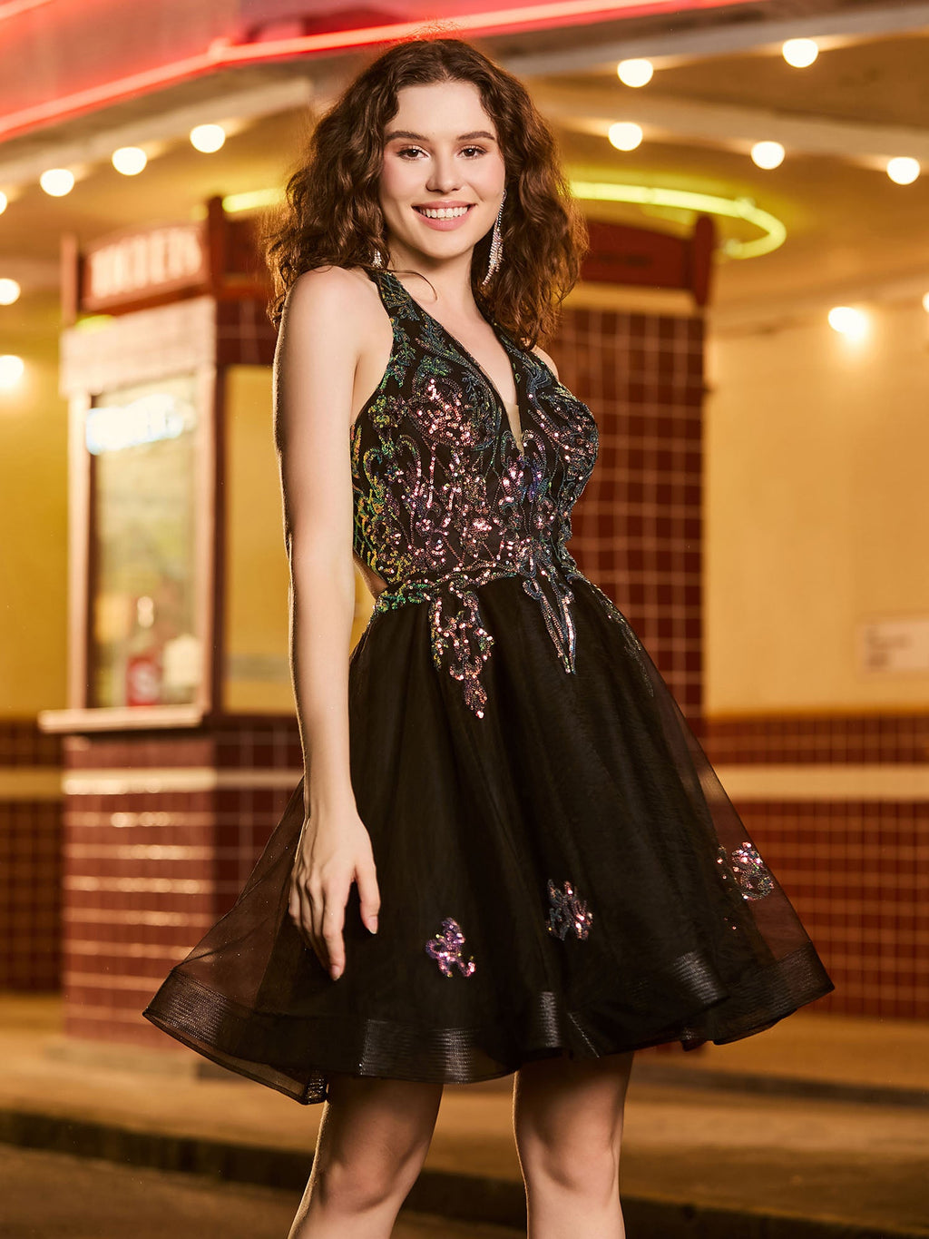 Robe de bal noire courte sans manches à paillettes scintillantes et col licou