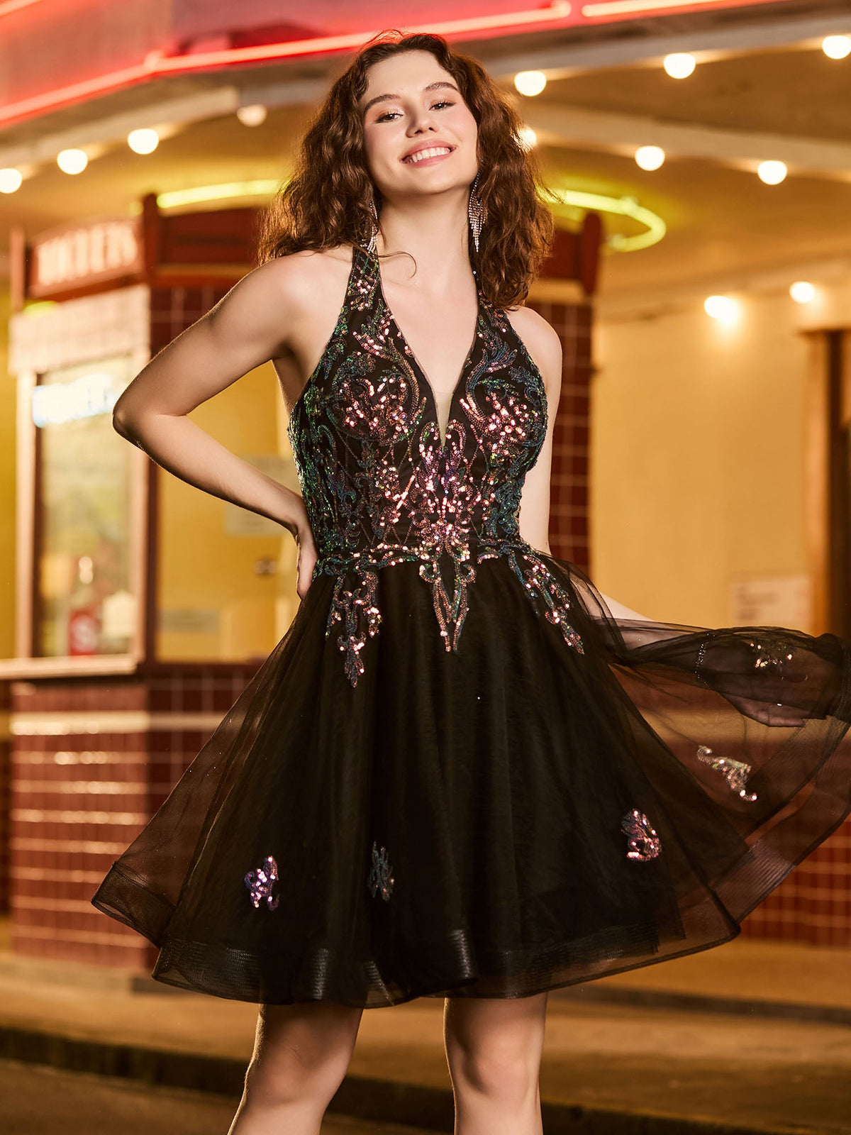 Robe de bal noire courte sans manches à paillettes scintillantes et col licou