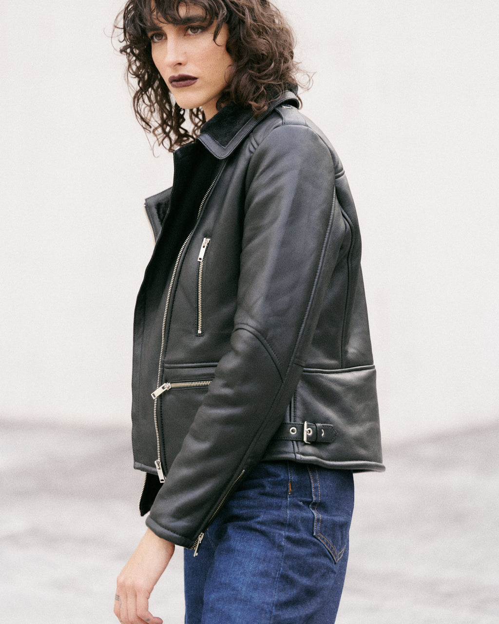 Élégant blouson court noir en cuir doublé de peau lainée