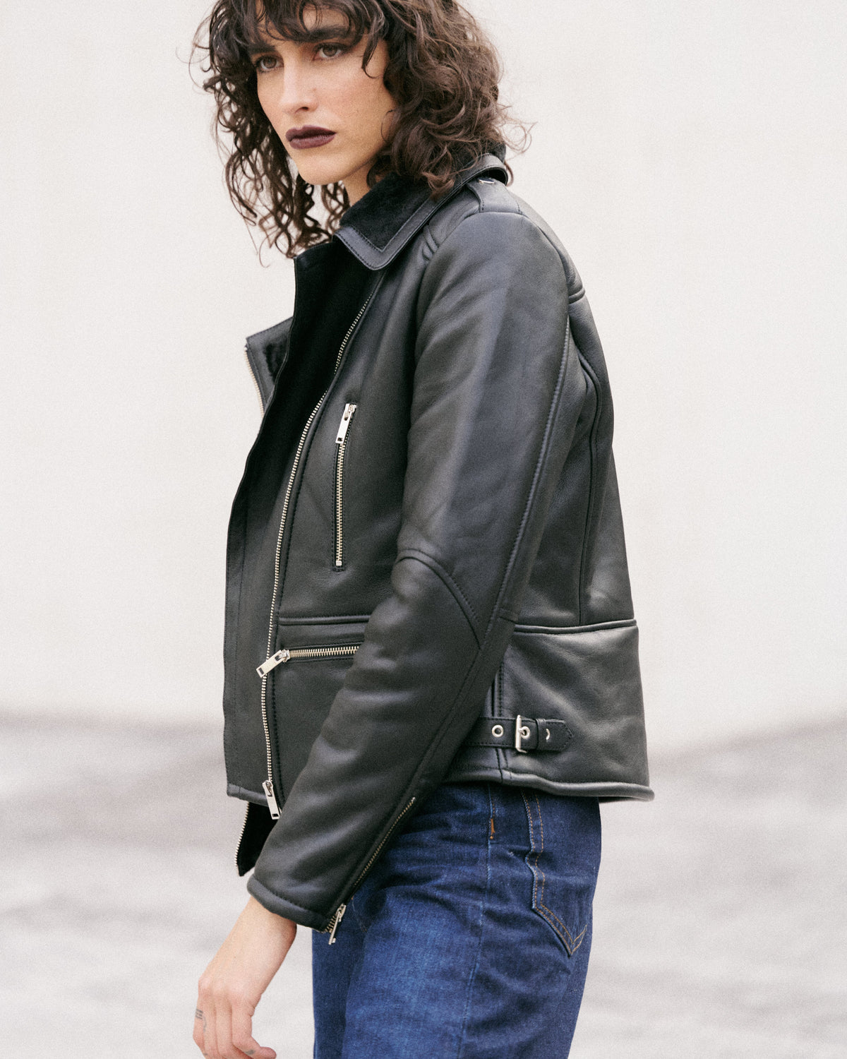 Élégant blouson court noir en cuir doublé de peau lainée