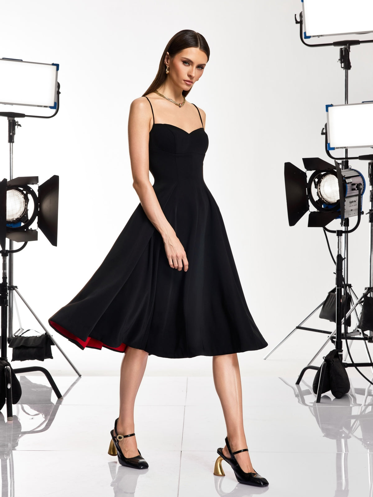 Drynex Robe midi rouge élégante évasée à fines bretelles spaghetti