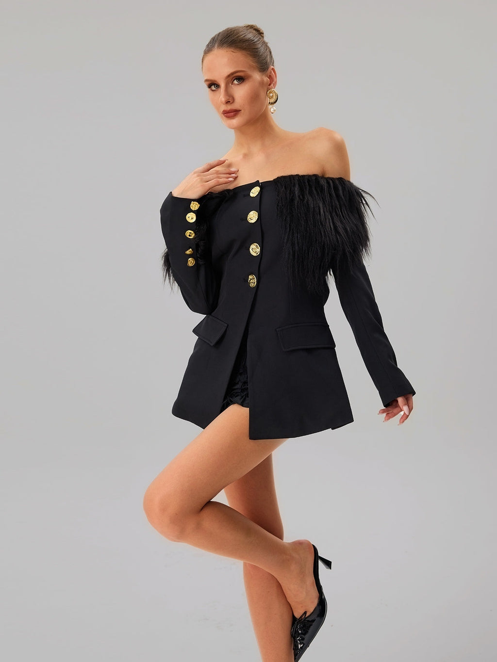 Blazer chic Vazzar à épaules dénudées et à franges – veste au style affirmé