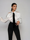 Chemise satinée Yvara avec col plissé élégant et détail à nouer