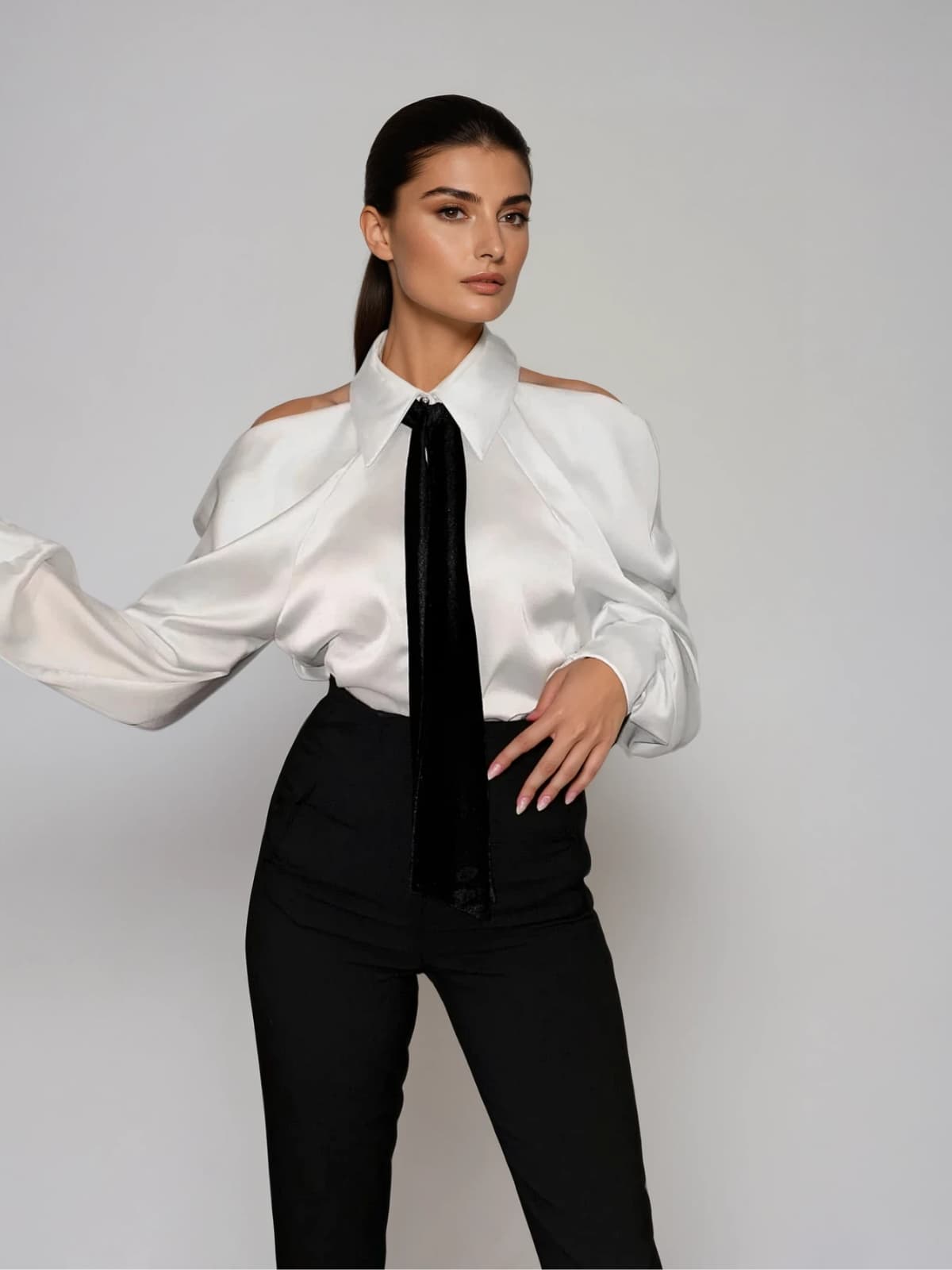 Chemise satinée Yvara avec col plissé élégant et détail à nouer